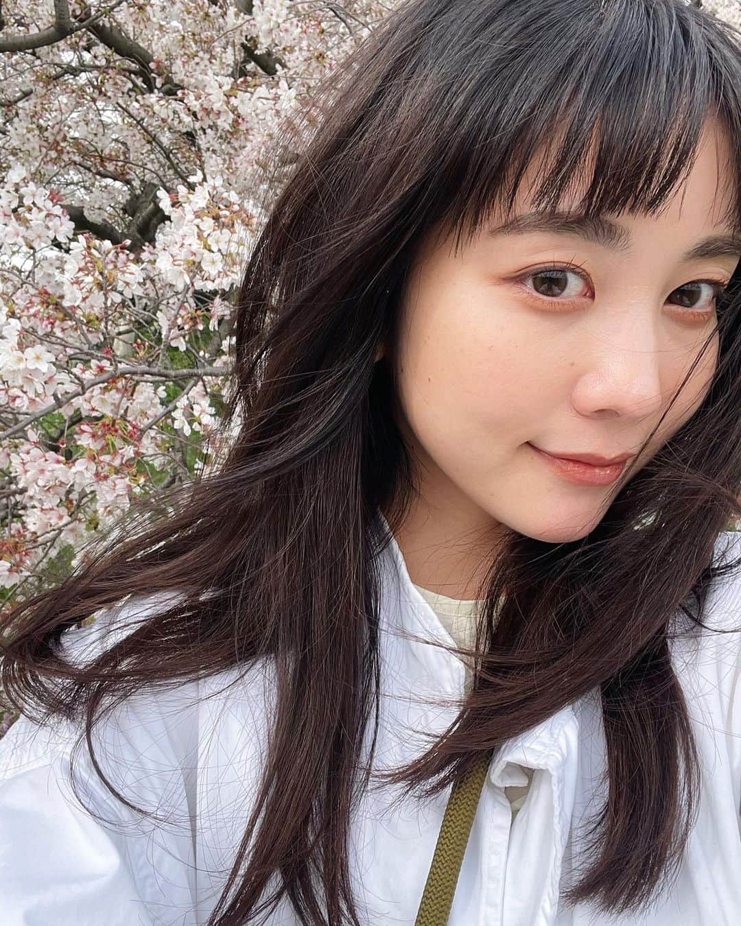 久恒美菜のインスタグラム：「今日がたくさんの人にとってあたたかい門出の日でありますように。🌅  関係のない自撮りです」