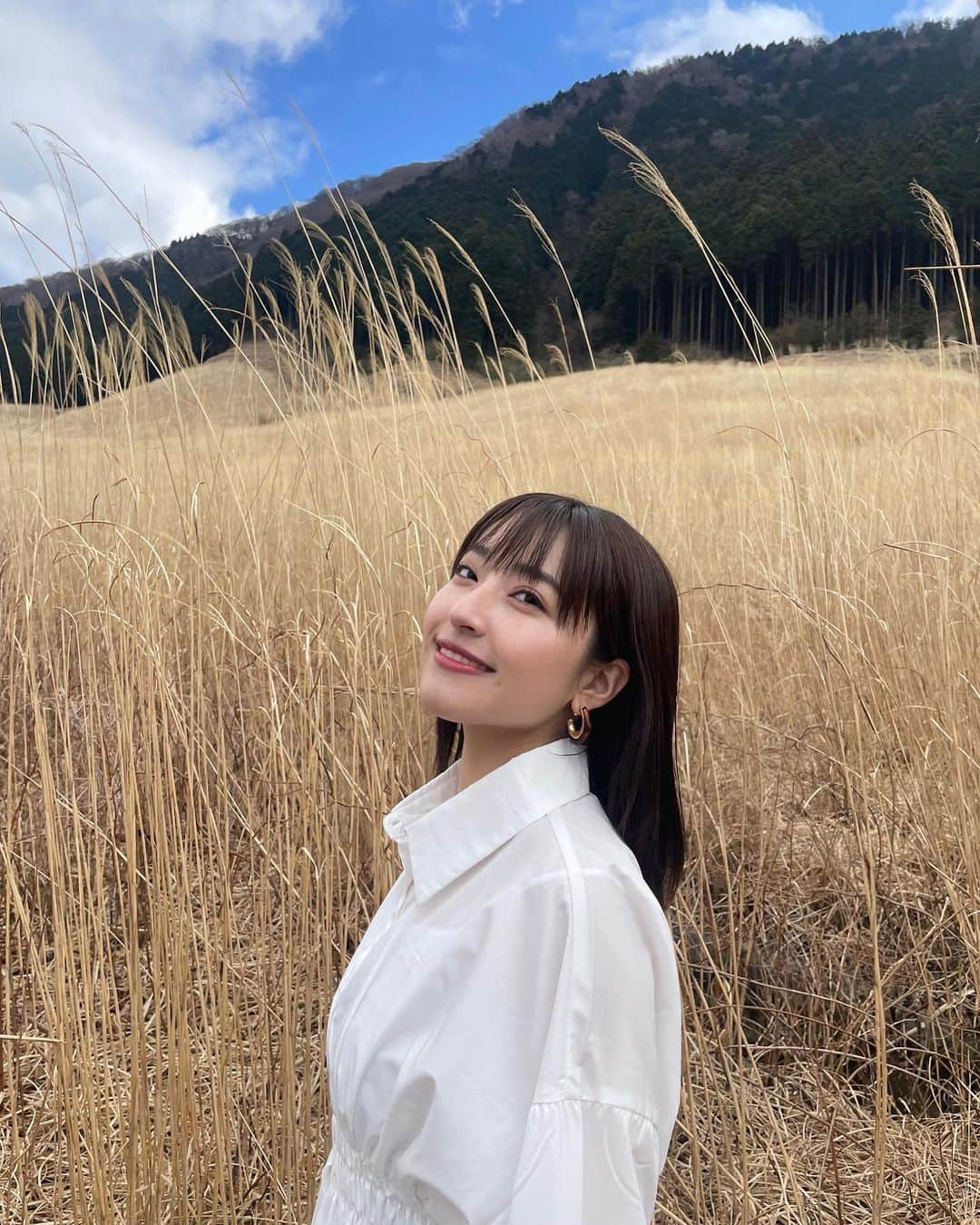 山崎亜美瑠さんのインスタグラム写真 - (山崎亜美瑠Instagram)「みなさん今日はたくさんの温かいコメント、本当にありがとうございます！ 嬉しかったし、応援してくださるみんなのためにも頑張ろうって思えた！🥺🌸  明日、4/2からは1st Singleのリリイベが始まります！明日は京都〜！🍁 記念すべき1st Single、絶対にヒットさせたい！！！オリコンにものりたい！！ なのでちょっとでも気になったらリリイベ来てくださると嬉しいです🥺 特典会も内容盛りだくさんです☁️  明日たのしみ💞  おやすみ~」4月1日 23時23分 - amiru__7