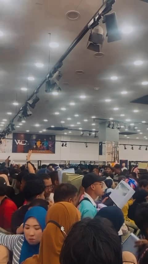 のインスタグラム：「Kejadian pagi tadi di butik @starvilion nak beli baju wak doyok .. sabar sabar sedagher sedaghi satu satu Jangan rebut2.」