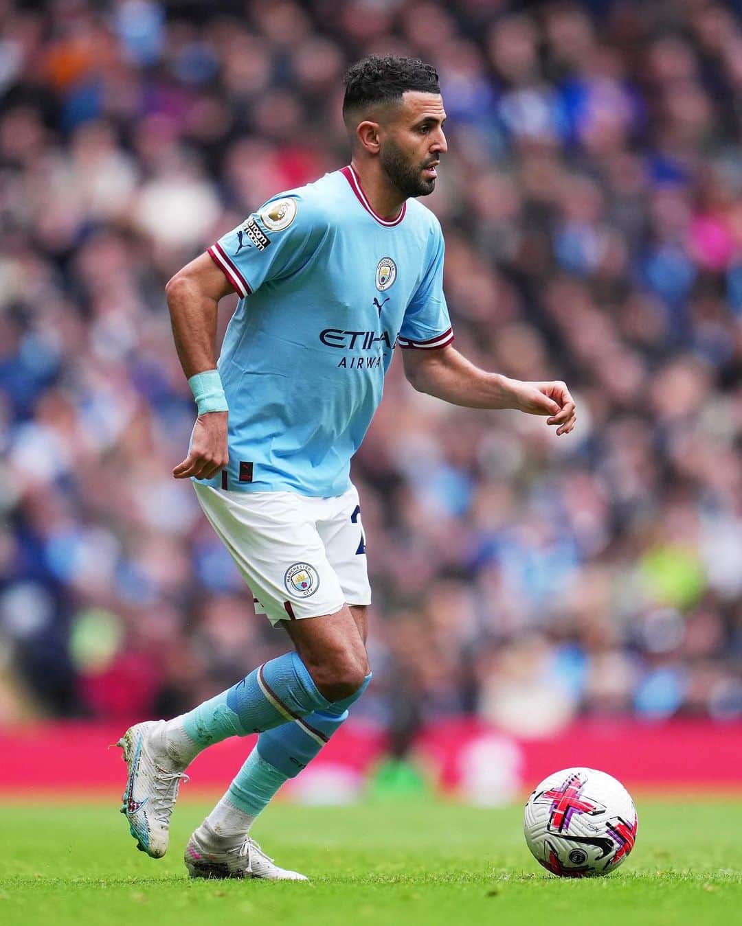 リヤド・マフレズのインスタグラム：「Superb result and stellar performance from everyone today 🔥💙 We keep believing, always #alhamdulillah」