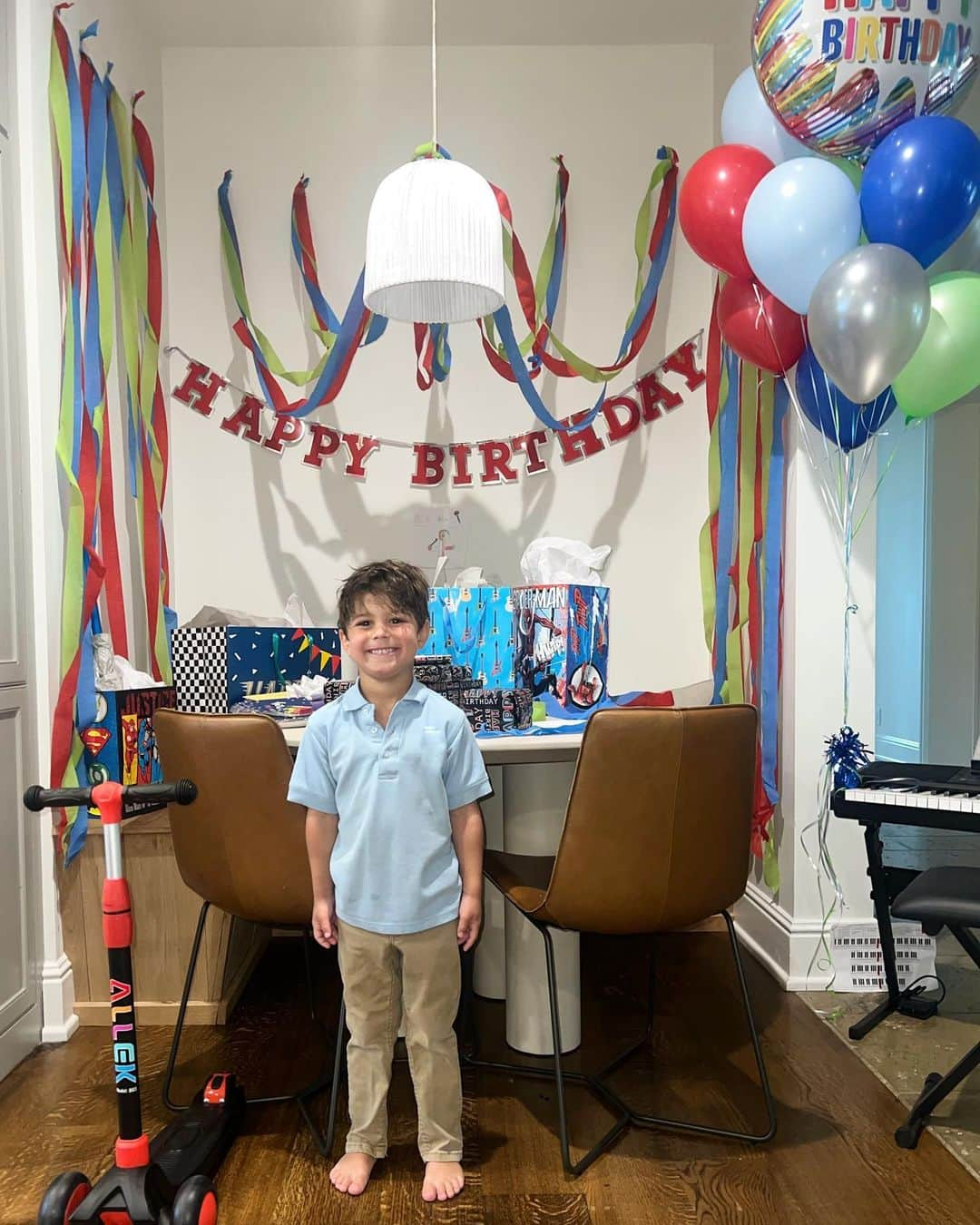 Jessie Jamesさんのインスタグラム写真 - (Jessie JamesInstagram)「Our baby boy and little entertainer Forrest turned 5 yesterday🎉🎂🎈 It was a fun day filled with cinnamon rolls breakfast, cupcakes with friends in his class, opening presents, baseball games with cake and teammates, Chick-fil-A dinner ( all Forrest requests) to late night snuggles in bed.  Thank you God for our sunshine! He lights up our lives and is going to do big things one day☀️☀️☀️」4月1日 23時30分 - jessiejamesdecker