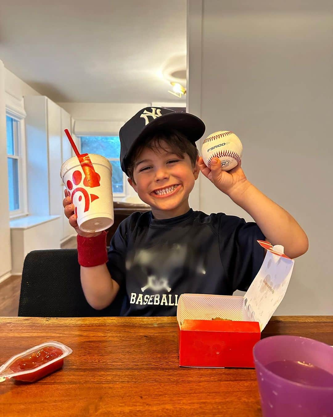 Jessie Jamesさんのインスタグラム写真 - (Jessie JamesInstagram)「Our baby boy and little entertainer Forrest turned 5 yesterday🎉🎂🎈 It was a fun day filled with cinnamon rolls breakfast, cupcakes with friends in his class, opening presents, baseball games with cake and teammates, Chick-fil-A dinner ( all Forrest requests) to late night snuggles in bed.  Thank you God for our sunshine! He lights up our lives and is going to do big things one day☀️☀️☀️」4月1日 23時30分 - jessiejamesdecker