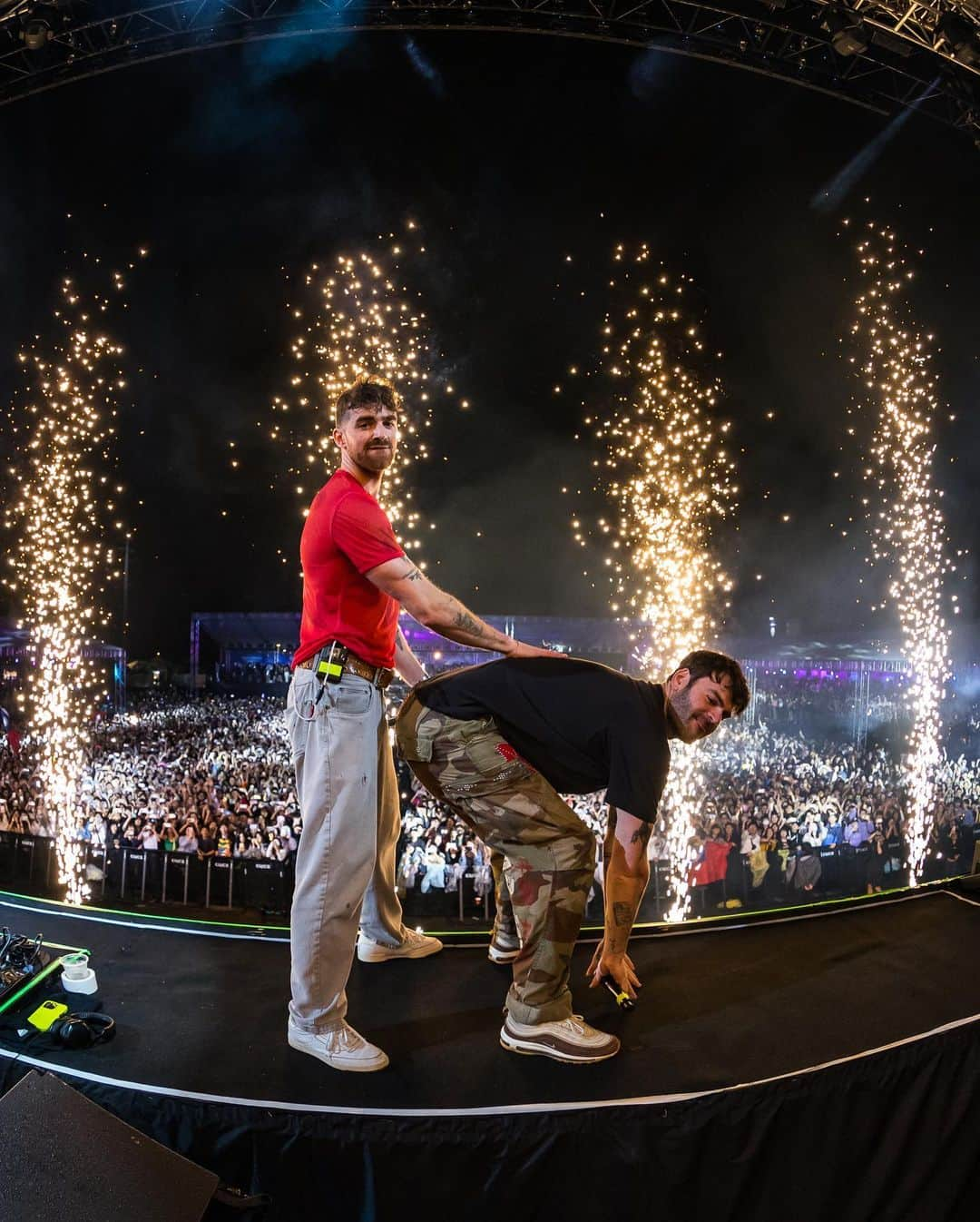 The Chainsmokersさんのインスタグラム写真 - (The ChainsmokersInstagram)「we took new press photos. 1 or 2?」4月2日 10時22分 - thechainsmokers