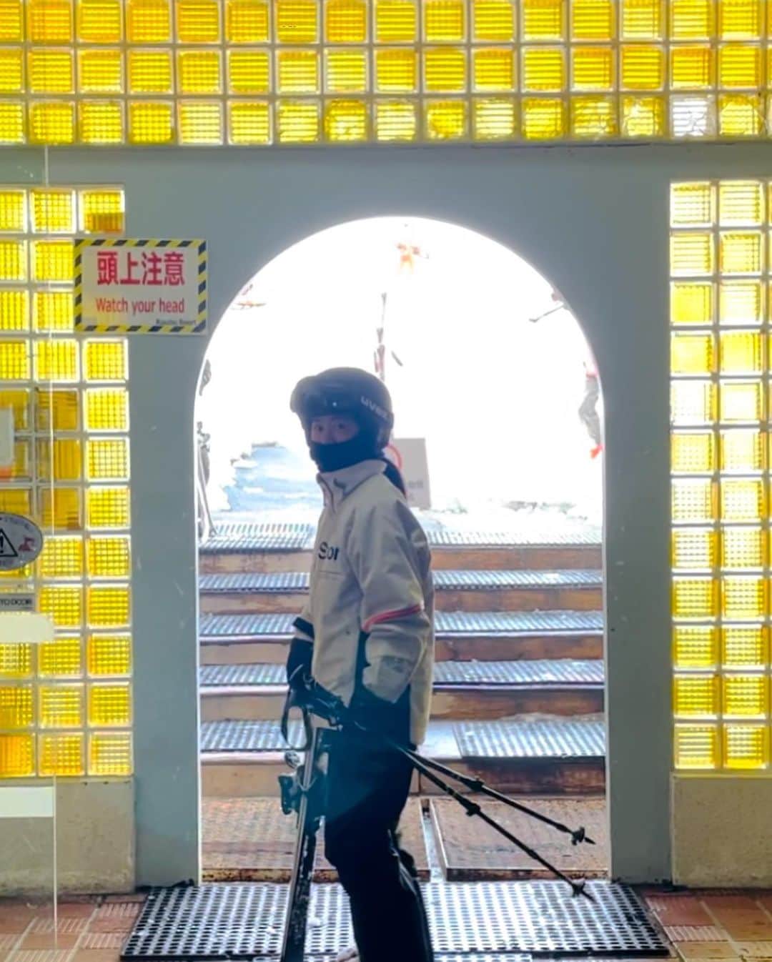 MICHICのインスタグラム：「🎿 . . .  　🟨🟨🟨 　🟨🟨🟨 　🟨👩🏻🟨  そして、どこ行ってもガチャチェック . . . #はなのスキー日記  🎿」