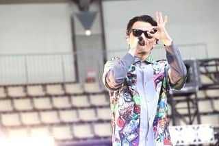 KREVAのインスタグラム：「梅田サイファー主催のイベント「The Cypher 2023 Revenge」にKick The Can Crewとして出演してきました。応援に来てくれた皆さん、ありがとうございました！ ライブ終了後、ラジオのコメント収録をして東京に戻る予定だったので着替えて楽屋に待機していたら、「最後フリースタイルやるのでよかったら出てもらいたいです…」という人が何人も、何っ回も来ました。いややらないでしょとずっと断っていたのですが、うっすら聞こえ続けるるビートの中最後に来た梅田のメンバーがほぼ土下座状態でお願いしてくるので、流石にここで行かないのはダサいかなと思い、出ていって、感覚的には10何年ぶり？くらいにフリースタイルしました。超高速で脳を回転させながらステージ中央に立ったら、自分が今までやってきたフリースタイルへの自分からのオマージュ的なものになりました。ちなみにマイク投げるパフォーマンスは色んなところに迷惑(とお金 )がかかるので駆け出しのラッパーは真似しないように（笑）盛り上がったし、評判も良くて何よりです。  評判が良いと言えば配信ライブ「Connect」もすこぶる良くて嬉しいです。これを書いてる時点であと12時間くらいしかアーカイブが見れないのでまだの方はお見逃しなく。  【アーカイブ配信期間】 〜4月2日(日)23:59まで  【リアルタイム配信URL】 https://youtube.com/live/fl1Es4krkYs  【編集版配信URL】 https://youtu.be/0syREuJpJUI  #KREVA #kickthecancrew  #梅田サイファー」