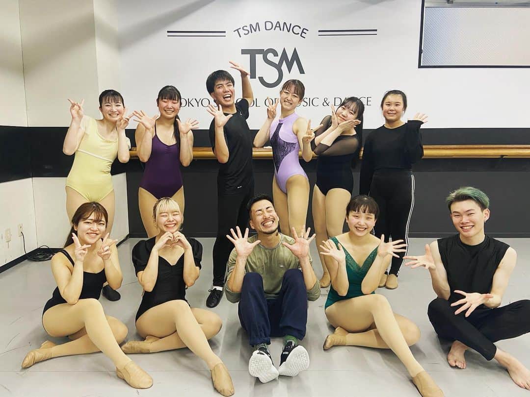 Tokyo School of Music&danceさんのインスタグラム写真 - (Tokyo School of Music&danceInstagram)「2023.4.1(SAT) 今年度最初のTSMダンスワークショップは、 河野駿介先生のテーマパークダンスレッスンでした💃🕺✨ @shunpy1130   在校生レッスンでは、レッスン後も先生に学生たちから質問殺到！😳💡 たくさん学ばせていただき、そして最高にhappy🤍なワークショップでした🌸🌸 河野先生、ありがとうございました！🙏✨  #tsm #tsm西葛西 #tsm西葛西校 #東京スクールオブミュージックandダンス専門学校 #tokyoschoolofmusicanddance #音楽  #ダンス #ダンサー #俳優 #声優 #エンタメ #エンターテインメント #専門学校 #マネージャー #コンサートスタッフ #舞台 #VTuber #ボカロP #KPOP #高等課程 #20230401  #河野駿介  #ワークショップ  #オープンキャンパス  #体験入学 #テーマパーク #テーマパークダンス #新学期 #新年度」4月2日 9時01分 - tsm_musicdance