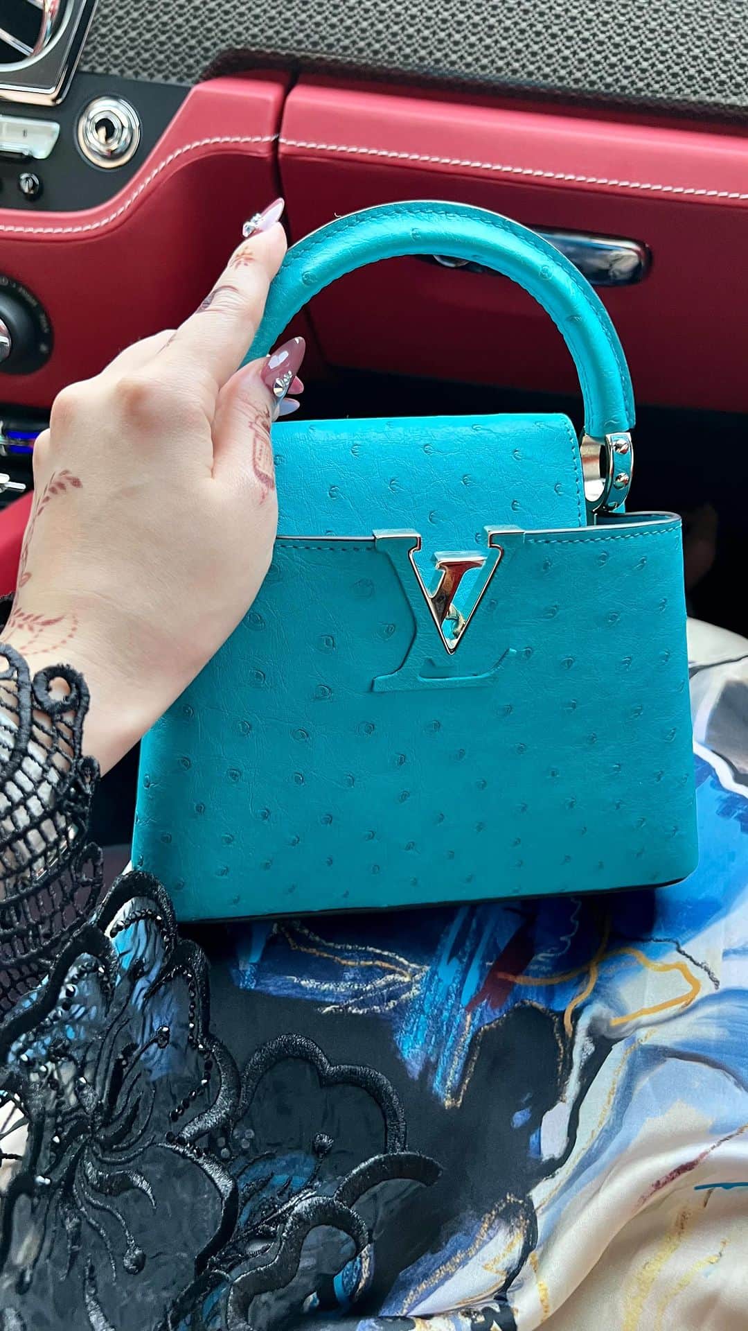 ayuのインスタグラム：「Unboxing🎉 Welcome my new babyyyyy💙  #unboxing#lvunboxing#capucines#louisvuitton#lvbag#ostrich#exoticbag」