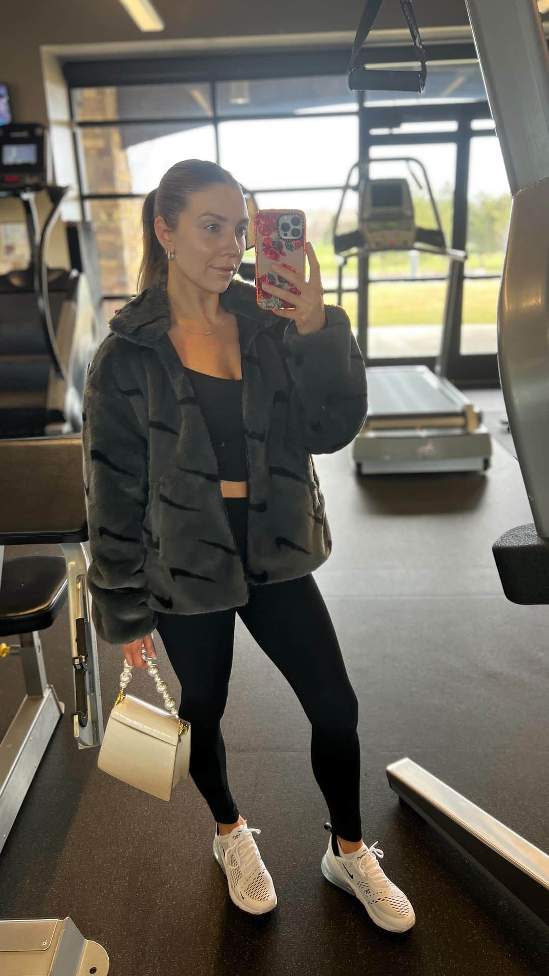 ジェナ・ジョンソンのインスタグラム：「Let’s get this body moving 💥  #postpartum #workout #mommylife」