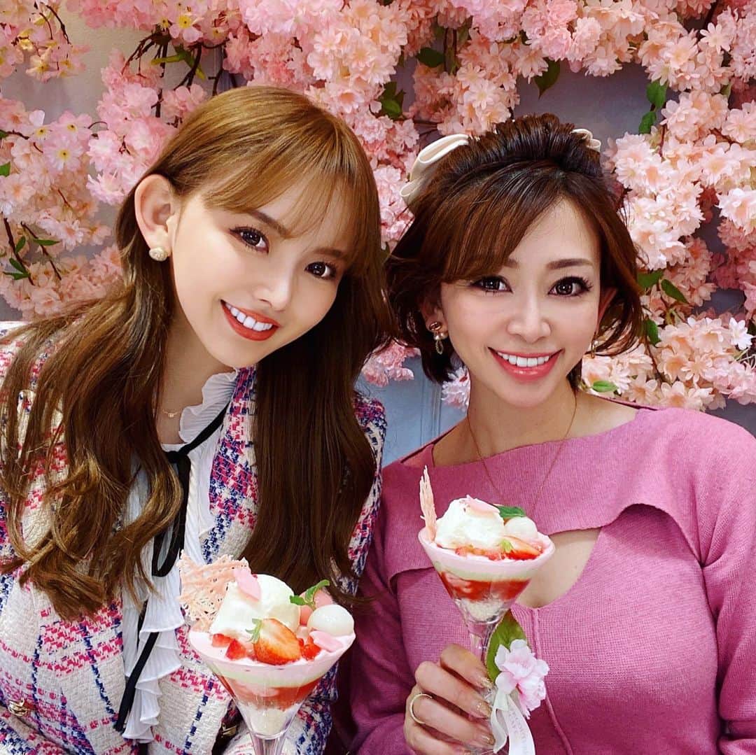 青木梨奈さんのインスタグラム写真 - (青木梨奈Instagram)「この週末、都内では桜がギリギリ残ってるって感じかなぁ🌸 みんなはお花見できたかな？  日本に生まれたからには、四季をしっかり楽しみたいよね♪︎  目黒川の桜を見に行く人も多いと思うから、もし中目黒に行ったら、ぜひ映えスポットのオートクチュールカフェ( @hautecouturecafe_official )の桜アフタヌーンティー🌸にも行ってみてね❤️  ここは本当に映えスポットで、毎回季節ごとにメニューはもちろんのこと、内装までがガラっと変わって季節を感じられるからオススメ💓  実は桜には、抗糖化、美白、アンチエイジングって美容効果があるって知ってた？ 季節のものを食べるのがいいってよく言うよね‪‪❤︎‬ 高級ティーブランドSmith Teamakerとの紅茶コラボも飲み放題だょ☕️💕  一緒に行ったカレンちゃん（ @cjd_karen ）の 写真集、めっちゃスタイル良くてチェックしてね♪ @cjd_karen   オートクチュールカフェ @hautecouturecafe_official   。.:＊・゜☆MENU☆。.:＊・゜  【First plate】 ・桜ストロベリーの口溶けモンブラン ・ストロベリーとラズベリーのタルトレット  【second plate】 ・たっぷり苺のミルクレープ ・ストロベリーとバニラの2種ムース オ ショコラ ・苺と白玉（桜お汁粉に入れて）  【third plate】 ・サーモンとジャーマンポテトのオープンサンド ・イベリコ豚のクロケット ・海老とアスパラガスのサラダ　コンソメジュレ仕立て  【fourth plate】 ・牛しぐれとレモンの讃岐うどん ・オニオングラタンスープ  【Oshiruko】 ・桜餡のお汁粉（苺と白玉を入れて）  【Free Drink】 Tea by Smith Teamaker　(ice/hot) 13 RED Nectar  18 BRITISH BRUNCH 31 HO-HO-HOJICHAI 45 PEPPERMINT LEAVES 67 MEADOW（chamomile） Coffee (ice/hot)  #hautecouturecafe #アフタヌーンティー #映えスポット #桜アフタヌーンティー #中目黒カフェ #オートクチュールカフェ #サイバージャパン #桜の美容効果」4月2日 9時00分 - rina.aoki88