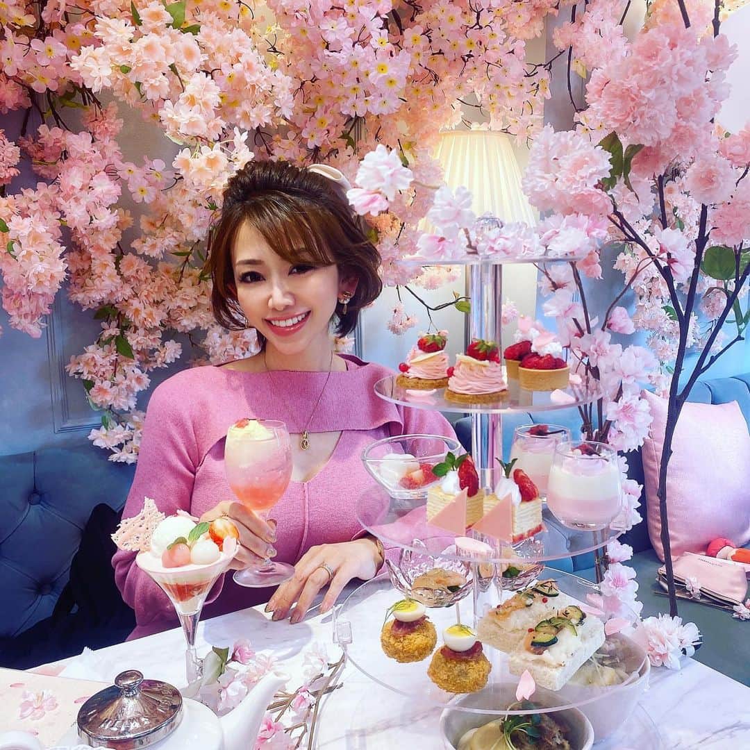 青木梨奈さんのインスタグラム写真 - (青木梨奈Instagram)「この週末、都内では桜がギリギリ残ってるって感じかなぁ🌸 みんなはお花見できたかな？  日本に生まれたからには、四季をしっかり楽しみたいよね♪︎  目黒川の桜を見に行く人も多いと思うから、もし中目黒に行ったら、ぜひ映えスポットのオートクチュールカフェ( @hautecouturecafe_official )の桜アフタヌーンティー🌸にも行ってみてね❤️  ここは本当に映えスポットで、毎回季節ごとにメニューはもちろんのこと、内装までがガラっと変わって季節を感じられるからオススメ💓  実は桜には、抗糖化、美白、アンチエイジングって美容効果があるって知ってた？ 季節のものを食べるのがいいってよく言うよね‪‪❤︎‬ 高級ティーブランドSmith Teamakerとの紅茶コラボも飲み放題だょ☕️💕  一緒に行ったカレンちゃん（ @cjd_karen ）の 写真集、めっちゃスタイル良くてチェックしてね♪ @cjd_karen   オートクチュールカフェ @hautecouturecafe_official   。.:＊・゜☆MENU☆。.:＊・゜  【First plate】 ・桜ストロベリーの口溶けモンブラン ・ストロベリーとラズベリーのタルトレット  【second plate】 ・たっぷり苺のミルクレープ ・ストロベリーとバニラの2種ムース オ ショコラ ・苺と白玉（桜お汁粉に入れて）  【third plate】 ・サーモンとジャーマンポテトのオープンサンド ・イベリコ豚のクロケット ・海老とアスパラガスのサラダ　コンソメジュレ仕立て  【fourth plate】 ・牛しぐれとレモンの讃岐うどん ・オニオングラタンスープ  【Oshiruko】 ・桜餡のお汁粉（苺と白玉を入れて）  【Free Drink】 Tea by Smith Teamaker　(ice/hot) 13 RED Nectar  18 BRITISH BRUNCH 31 HO-HO-HOJICHAI 45 PEPPERMINT LEAVES 67 MEADOW（chamomile） Coffee (ice/hot)  #hautecouturecafe #アフタヌーンティー #映えスポット #桜アフタヌーンティー #中目黒カフェ #オートクチュールカフェ #サイバージャパン #桜の美容効果」4月2日 9時00分 - rina.aoki88