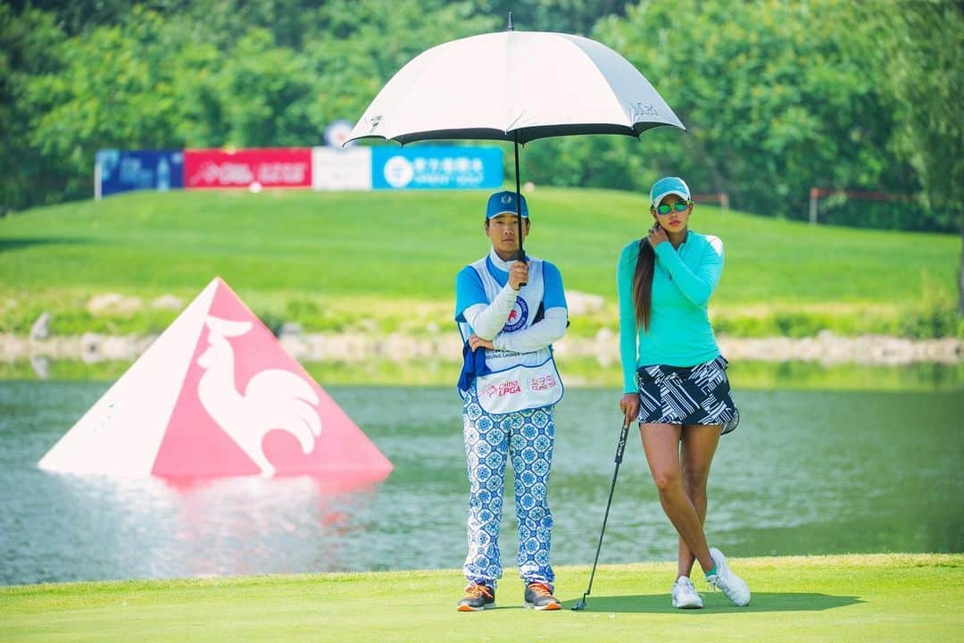サミラ・ニコレットのインスタグラム：「When I’m on the golf course, I forget about everything else. There's just me, the ball and the beautiful nature surrounding me ⛳️  #golf #sport #fitfam #fitness #fashion #athlete #spirituality」