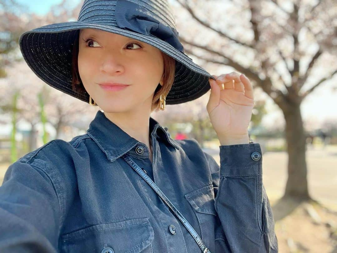 鈴木亜美さんのインスタグラム写真 - (鈴木亜美Instagram)「なんとかお花見ができた〰🌸 最高の天気でほんとキレイだったな〰🌸 家族で少し遠出して一日中遊びました🚙⚽️🛼🛹⛹️‍♂️🎡 #お花見 #ラストチャンス #暑かった #夏模様 #家族旅行」4月2日 9時06分 - amiamisuzuki