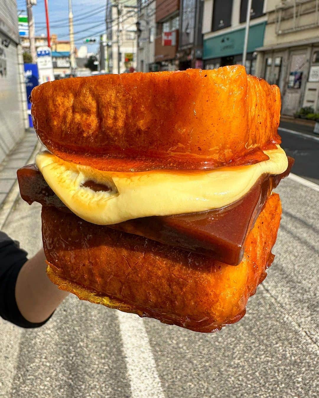のインスタグラム：「"パキパキねっとり" キャラメルテリーヌぱん！ 🧡🧡🧡🧡🧡🧡🧡🧡🧡  “I think if I were to choose a perfume I'd wear caramel as a perfume.”  キャラメルでパキパキにコーティングしたパンで、クルミを入れたキャラメルテリーヌをサンドイッチ！  ねっとりした、キャラメルテリーヌとクルミの食感、たまらんです。  . . . . #キャラメルテリーヌぱん #キャラメル  #caramel  #スイーツサンド  #キャラメリゼ  #caramelized  #caramelcustard  #キャラメルテリーヌ  #テリーヌ  #三軒茶屋ランチ  #世田谷線カフェ  #パンスタグラム  #東京カフェ  #三軒茶屋カフェ #三軒茶屋  #パン #三茶カフェ  #三茶 #田園都市線カフェ #コーヒーアンドトースト  #coffeeandtoast #foodie  #foodiegram #カスタード  #terrine」