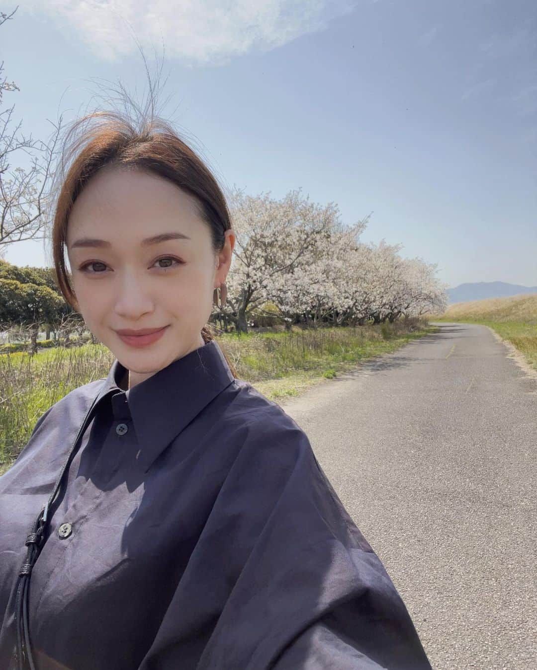 のインスタグラム：「4月ですね✨ 桜並木をお散歩 キレイだなぁ〜 ポカポカ陽気で気持ちいい✨  花粉はまだまだ🙄くしゃみ連発🤧  #桜 #sakura #벗꽃 #桜並木 #お花見 #散歩」