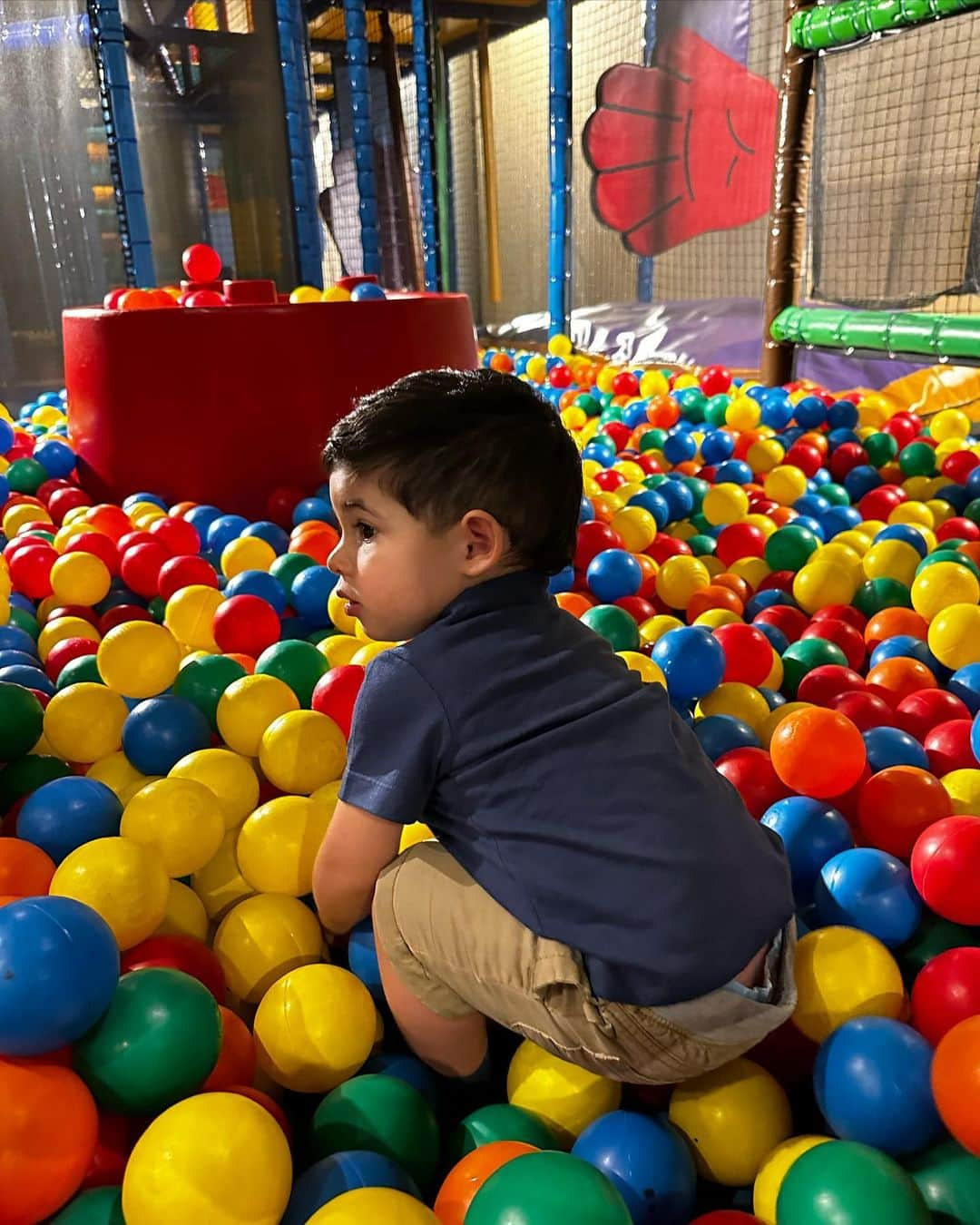 María Gabriela Isler Moralesさんのインスタグラム写真 - (María Gabriela Isler MoralesInstagram)「Hoy cumple 18 meses lo más amado de mi corazón 🤍, quién llegó a ponerle adrenalina a mi vida y sonrisas a todas mis mañanas 😍.   Siguen pasando los días y el enamoramiento sigue creciendo 🫠 inexplicable pero cierto.   En este año y medio puedo decirles que me he relajado nivel foto número 2… Y él, es todo un aventurero, se adapta a cualquier circunstancia ✨👏🏼 siempre que se sienta seguro y estemos juntos.   Gracias Diosito por esta bendición 🙏🏼 tan grande.」4月2日 9時18分 - gabrielaisler