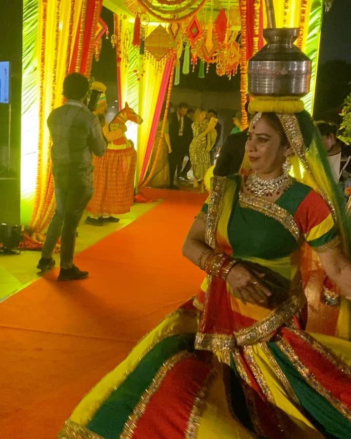 のインスタグラム：「🇮🇳 Incredible nights at New Delhi as a Rockefeller fellow in the Trilateral Commission.  三極委員会の年次総会。  夜、インド政府主催のガーデンディナーではダンスで歓待していただきました。  ニューデリーの三月がこんなに気持ちの良いものだとは知りませんでした。  春の陽気に包まれた和やかな夜の時間はとても思い出深いものに。  頭にターバンを巻いた河野太郎大臣も発見👳‍♂️ ターバンが全く違和感なく、かなり馴染んでいらっしゃいました（笑）  別の夜には日本大使館でのディナーにご招待いただき、大使や日本代表団の方々と親睦を深める時間に🇯🇵」