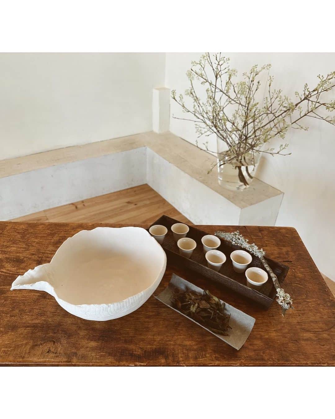 ハミルのインスタグラム：「. . 桜の季節、 白茶のお稽古、 桜吹雪、  お茶は自分の奥の奥の隠れた部分から、 次の自分への課題を語りかけてくる.  仕事以外のコミニュケーションが そこまで得意ではない自分と、 いろんな面の自分と向き合う時間.  お茶は人生を教えてくれると よく云われてきたが、 なるほどなぁ…と思う.  お教室の一代先生、友人たちの温かさに いつも感謝いっぱい.  @chntea_housa  @hiraikazumi  @kanaeishii_lc  @setsuko.todo  @mariko_h  @kanako.lotaproduct   そして、みんなマイペースに 自分のペースで帰っていく姿が好き.  女性特有の束縛感ない関係性が心地よい.  さ！沖縄でお茶摘みして、 京都へ、MOKSAの満月茶会のお手伝いへ.  ちょっとお休み頂きます。」