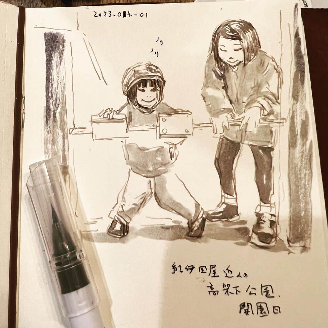 安倍吉俊のインスタグラム：「昨日は井の頭公園に行ったら混みすぎで歩けず子供2人と不貞腐れてスーパーに行ったら途中の高架下に遊具一杯の公演ができてて、いい1日になった。また行く」