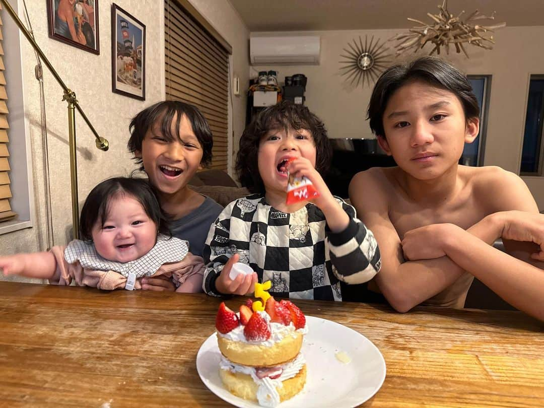 新井ニーニャさんのインスタグラム写真 - (新井ニーニャInstagram)「. 乗せそびれてた かおるくん、5歳の日🎂❤️ 4人ならんだ珍しいショット💓 👦🏽👧🏻🧒🏻🧑🏽 @ruki_rei_kao_ran4kids   かおるくんも兄達の肌色へ 徐々に近づいている気がする😆  かおるくんは最近 お菓子作りのお手伝いは大好きで 今回は自分でケーキをつくりました🥰❤️ とっても大満足で 『これ1人で食べたい！！』 と言い出し、1人で食べました🤣🤣🤣🤣🤣🤣  誕生日の日は、何でも許してあげようの日だから、練乳直飲みも許可🤣🤣🤣  ※最後の写真はぶち上がり切ったかおるくんです ※れいくん髪伸びすぎてたのでおととい切りました ※るき腹筋割れすぎです  #4兄妹 #クウォーター #クウォーターベビー #クウォーターキッズ #中学3年生 #小学6年生 #年長さん #0歳 #4兄弟 #4児ママ #5歳 #5歳誕生日 #5歳男の子 #バースデー #バースデーフォト #バースデーケーキ #バースデーケーキ手作り」4月2日 9時42分 - 22nina77