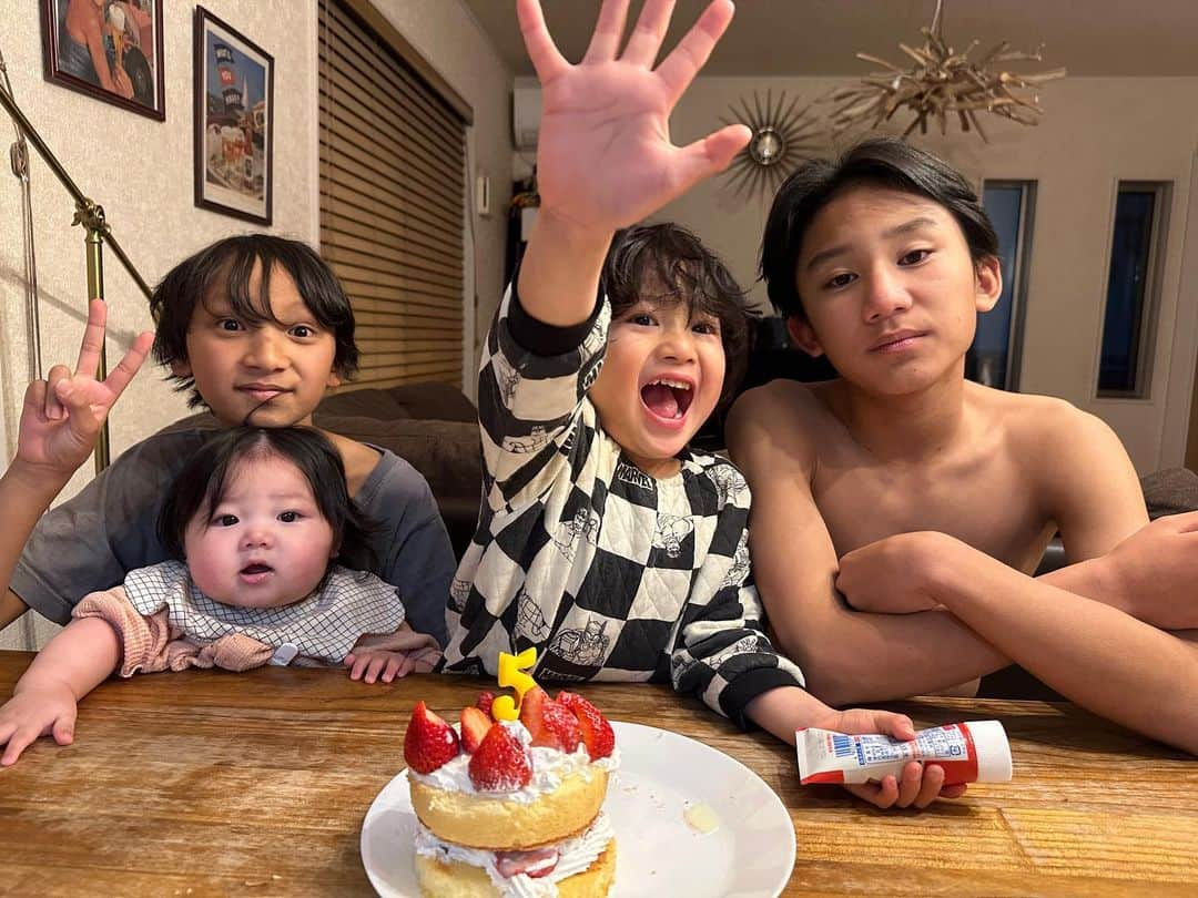 新井ニーニャさんのインスタグラム写真 - (新井ニーニャInstagram)「. 乗せそびれてた かおるくん、5歳の日🎂❤️ 4人ならんだ珍しいショット💓 👦🏽👧🏻🧒🏻🧑🏽 @ruki_rei_kao_ran4kids   かおるくんも兄達の肌色へ 徐々に近づいている気がする😆  かおるくんは最近 お菓子作りのお手伝いは大好きで 今回は自分でケーキをつくりました🥰❤️ とっても大満足で 『これ1人で食べたい！！』 と言い出し、1人で食べました🤣🤣🤣🤣🤣🤣  誕生日の日は、何でも許してあげようの日だから、練乳直飲みも許可🤣🤣🤣  ※最後の写真はぶち上がり切ったかおるくんです ※れいくん髪伸びすぎてたのでおととい切りました ※るき腹筋割れすぎです  #4兄妹 #クウォーター #クウォーターベビー #クウォーターキッズ #中学3年生 #小学6年生 #年長さん #0歳 #4兄弟 #4児ママ #5歳 #5歳誕生日 #5歳男の子 #バースデー #バースデーフォト #バースデーケーキ #バースデーケーキ手作り」4月2日 9時42分 - 22nina77