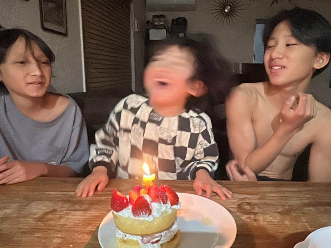 新井ニーニャさんのインスタグラム写真 - (新井ニーニャInstagram)「. 乗せそびれてた かおるくん、5歳の日🎂❤️ 4人ならんだ珍しいショット💓 👦🏽👧🏻🧒🏻🧑🏽 @ruki_rei_kao_ran4kids   かおるくんも兄達の肌色へ 徐々に近づいている気がする😆  かおるくんは最近 お菓子作りのお手伝いは大好きで 今回は自分でケーキをつくりました🥰❤️ とっても大満足で 『これ1人で食べたい！！』 と言い出し、1人で食べました🤣🤣🤣🤣🤣🤣  誕生日の日は、何でも許してあげようの日だから、練乳直飲みも許可🤣🤣🤣  ※最後の写真はぶち上がり切ったかおるくんです ※れいくん髪伸びすぎてたのでおととい切りました ※るき腹筋割れすぎです  #4兄妹 #クウォーター #クウォーターベビー #クウォーターキッズ #中学3年生 #小学6年生 #年長さん #0歳 #4兄弟 #4児ママ #5歳 #5歳誕生日 #5歳男の子 #バースデー #バースデーフォト #バースデーケーキ #バースデーケーキ手作り」4月2日 9時42分 - 22nina77