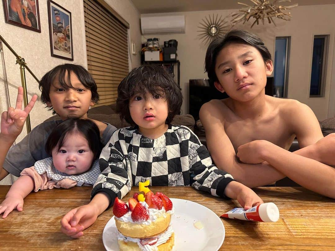 新井ニーニャさんのインスタグラム写真 - (新井ニーニャInstagram)「. 乗せそびれてた かおるくん、5歳の日🎂❤️ 4人ならんだ珍しいショット💓 👦🏽👧🏻🧒🏻🧑🏽 @ruki_rei_kao_ran4kids   かおるくんも兄達の肌色へ 徐々に近づいている気がする😆  かおるくんは最近 お菓子作りのお手伝いは大好きで 今回は自分でケーキをつくりました🥰❤️ とっても大満足で 『これ1人で食べたい！！』 と言い出し、1人で食べました🤣🤣🤣🤣🤣🤣  誕生日の日は、何でも許してあげようの日だから、練乳直飲みも許可🤣🤣🤣  ※最後の写真はぶち上がり切ったかおるくんです ※れいくん髪伸びすぎてたのでおととい切りました ※るき腹筋割れすぎです  #4兄妹 #クウォーター #クウォーターベビー #クウォーターキッズ #中学3年生 #小学6年生 #年長さん #0歳 #4兄弟 #4児ママ #5歳 #5歳誕生日 #5歳男の子 #バースデー #バースデーフォト #バースデーケーキ #バースデーケーキ手作り」4月2日 9時42分 - 22nina77