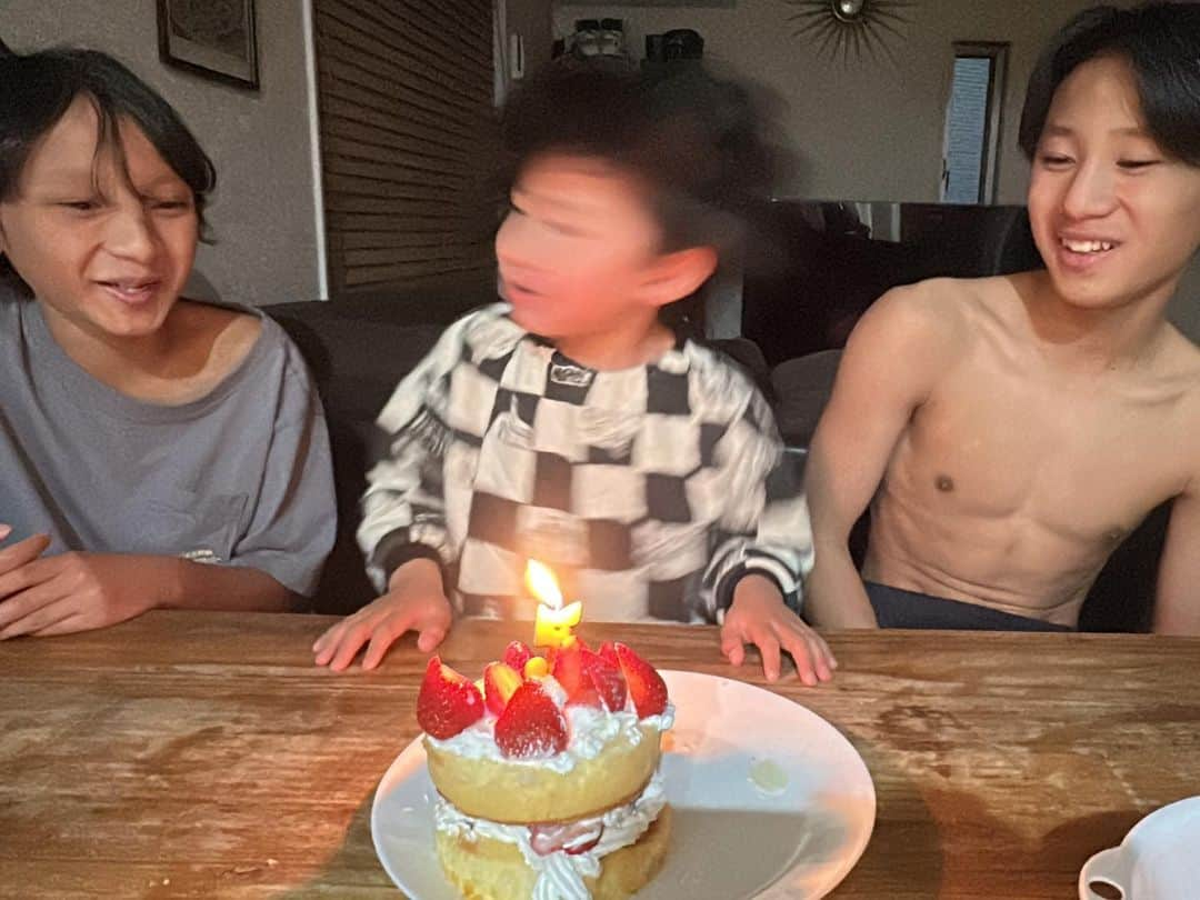 新井ニーニャさんのインスタグラム写真 - (新井ニーニャInstagram)「. 乗せそびれてた かおるくん、5歳の日🎂❤️ 4人ならんだ珍しいショット💓 👦🏽👧🏻🧒🏻🧑🏽 @ruki_rei_kao_ran4kids   かおるくんも兄達の肌色へ 徐々に近づいている気がする😆  かおるくんは最近 お菓子作りのお手伝いは大好きで 今回は自分でケーキをつくりました🥰❤️ とっても大満足で 『これ1人で食べたい！！』 と言い出し、1人で食べました🤣🤣🤣🤣🤣🤣  誕生日の日は、何でも許してあげようの日だから、練乳直飲みも許可🤣🤣🤣  ※最後の写真はぶち上がり切ったかおるくんです ※れいくん髪伸びすぎてたのでおととい切りました ※るき腹筋割れすぎです  #4兄妹 #クウォーター #クウォーターベビー #クウォーターキッズ #中学3年生 #小学6年生 #年長さん #0歳 #4兄弟 #4児ママ #5歳 #5歳誕生日 #5歳男の子 #バースデー #バースデーフォト #バースデーケーキ #バースデーケーキ手作り」4月2日 9時42分 - 22nina77