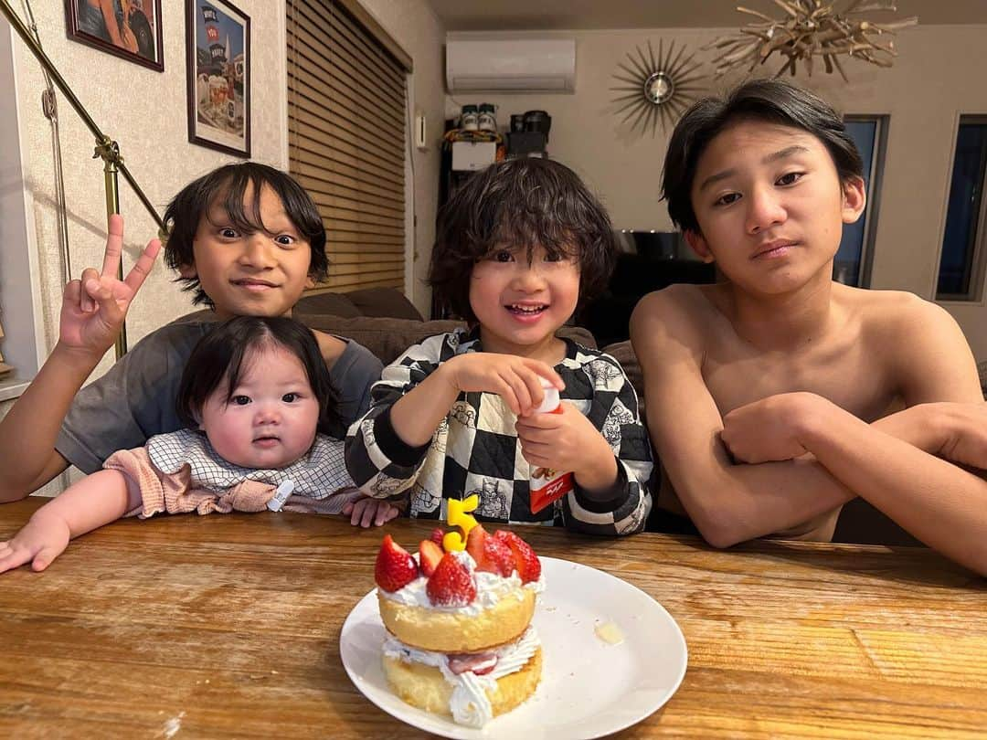 新井ニーニャさんのインスタグラム写真 - (新井ニーニャInstagram)「. 乗せそびれてた かおるくん、5歳の日🎂❤️ 4人ならんだ珍しいショット💓 👦🏽👧🏻🧒🏻🧑🏽 @ruki_rei_kao_ran4kids   かおるくんも兄達の肌色へ 徐々に近づいている気がする😆  かおるくんは最近 お菓子作りのお手伝いは大好きで 今回は自分でケーキをつくりました🥰❤️ とっても大満足で 『これ1人で食べたい！！』 と言い出し、1人で食べました🤣🤣🤣🤣🤣🤣  誕生日の日は、何でも許してあげようの日だから、練乳直飲みも許可🤣🤣🤣  ※最後の写真はぶち上がり切ったかおるくんです ※れいくん髪伸びすぎてたのでおととい切りました ※るき腹筋割れすぎです  #4兄妹 #クウォーター #クウォーターベビー #クウォーターキッズ #中学3年生 #小学6年生 #年長さん #0歳 #4兄弟 #4児ママ #5歳 #5歳誕生日 #5歳男の子 #バースデー #バースデーフォト #バースデーケーキ #バースデーケーキ手作り」4月2日 9時42分 - 22nina77