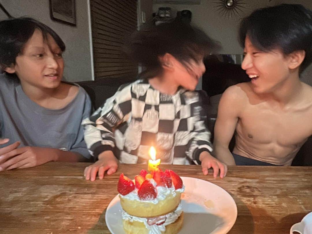 新井ニーニャさんのインスタグラム写真 - (新井ニーニャInstagram)「. 乗せそびれてた かおるくん、5歳の日🎂❤️ 4人ならんだ珍しいショット💓 👦🏽👧🏻🧒🏻🧑🏽 @ruki_rei_kao_ran4kids   かおるくんも兄達の肌色へ 徐々に近づいている気がする😆  かおるくんは最近 お菓子作りのお手伝いは大好きで 今回は自分でケーキをつくりました🥰❤️ とっても大満足で 『これ1人で食べたい！！』 と言い出し、1人で食べました🤣🤣🤣🤣🤣🤣  誕生日の日は、何でも許してあげようの日だから、練乳直飲みも許可🤣🤣🤣  ※最後の写真はぶち上がり切ったかおるくんです ※れいくん髪伸びすぎてたのでおととい切りました ※るき腹筋割れすぎです  #4兄妹 #クウォーター #クウォーターベビー #クウォーターキッズ #中学3年生 #小学6年生 #年長さん #0歳 #4兄弟 #4児ママ #5歳 #5歳誕生日 #5歳男の子 #バースデー #バースデーフォト #バースデーケーキ #バースデーケーキ手作り」4月2日 9時42分 - 22nina77