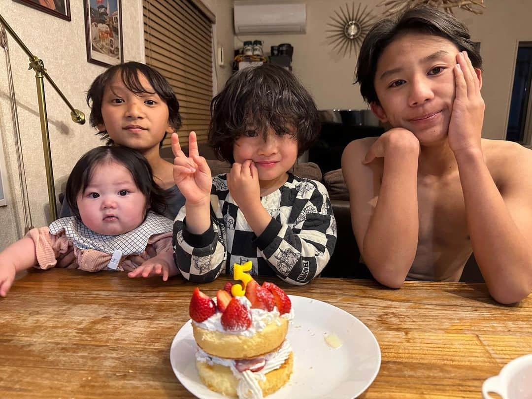 新井ニーニャさんのインスタグラム写真 - (新井ニーニャInstagram)「. 乗せそびれてた かおるくん、5歳の日🎂❤️ 4人ならんだ珍しいショット💓 👦🏽👧🏻🧒🏻🧑🏽 @ruki_rei_kao_ran4kids   かおるくんも兄達の肌色へ 徐々に近づいている気がする😆  かおるくんは最近 お菓子作りのお手伝いは大好きで 今回は自分でケーキをつくりました🥰❤️ とっても大満足で 『これ1人で食べたい！！』 と言い出し、1人で食べました🤣🤣🤣🤣🤣🤣  誕生日の日は、何でも許してあげようの日だから、練乳直飲みも許可🤣🤣🤣  ※最後の写真はぶち上がり切ったかおるくんです ※れいくん髪伸びすぎてたのでおととい切りました ※るき腹筋割れすぎです  #4兄妹 #クウォーター #クウォーターベビー #クウォーターキッズ #中学3年生 #小学6年生 #年長さん #0歳 #4兄弟 #4児ママ #5歳 #5歳誕生日 #5歳男の子 #バースデー #バースデーフォト #バースデーケーキ #バースデーケーキ手作り」4月2日 9時42分 - 22nina77