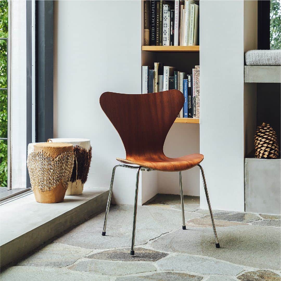 アクタスさんのインスタグラム写真 - (アクタスInstagram)「ー造形の美しさと機動性に優れた、アリンコチェアー  デンマークのデザイナー、アルネ・ヤコブセンによりデザインされたアリンコチェア。  もともと製薬会社の食堂用の椅子としてデザインした椅子であり、現代では北欧家具のアイコンとして多くの人に愛用されています。  滑らかな曲線で彫刻のような美しさ、そしてコンパクトで機動性が高く椅子としての使いやすさも、支持される理由の一つです。  この度、技術的に難しかったフロントパディング仕様がデビュー。  パディングを追加することでクッション性が増し、掛け心地も柔らかで座りやすくなりました。  こちらのモデルは、4月1日（土）よりアクタス・京都店にて開催しているフリッツ・ハンセンのPOP UPにて展示しております。 名作チェアたちを体験できるまたとない機会です。ぜひアクタス・京都店でその高いクオリティを体感してください。  #フリッツハンセン #アクタス #展示 #actus #アクタス京都 #popup」4月2日 9時55分 - actus_press