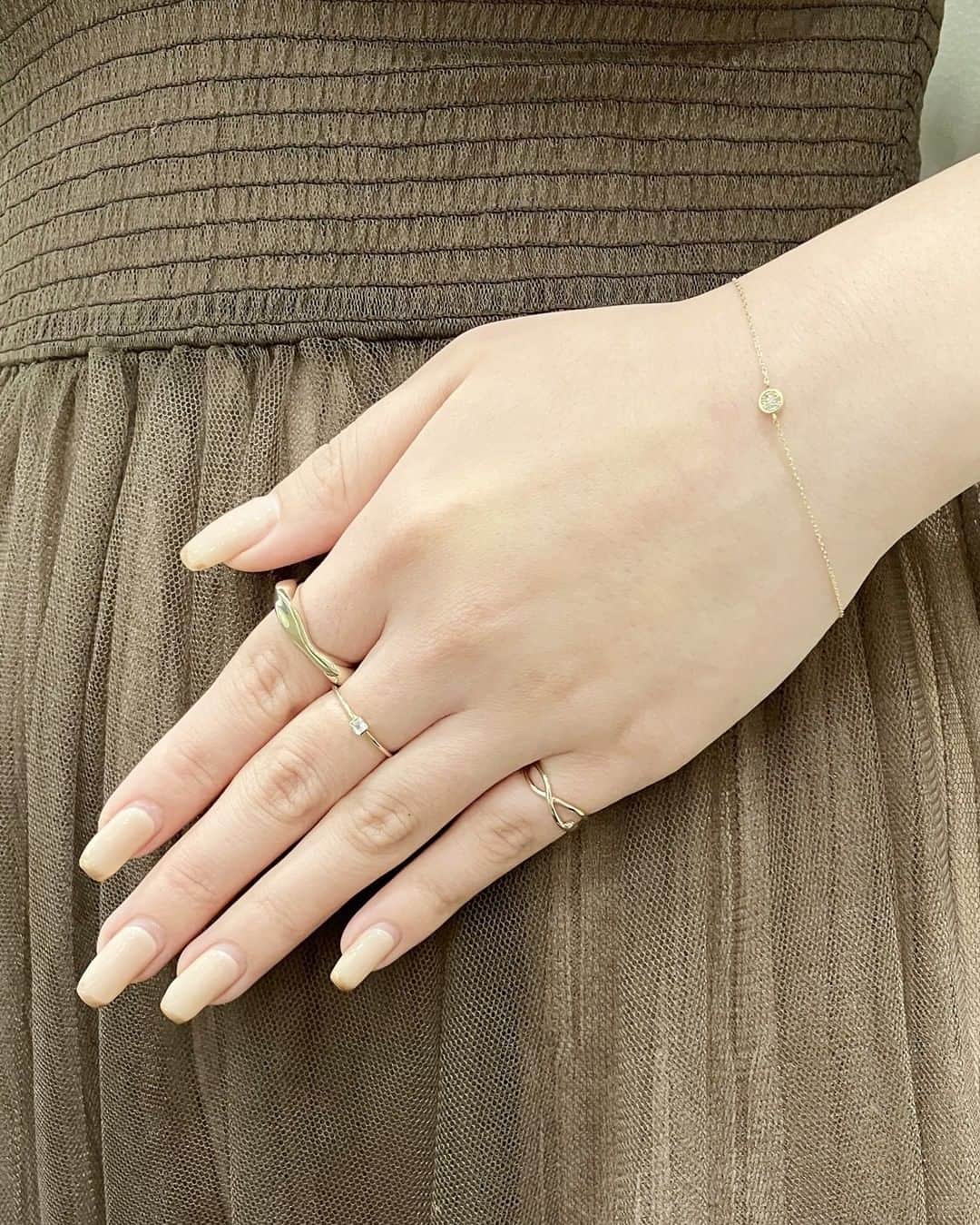 エテさんのインスタグラム写真 - (エテInstagram)「《Styling》 - 京都Porta店  シンプルなスタイリングにロウブラウンゴールドのリングを加えて、遊び心をプラス。  腕元には"Brilliant"のブレスレットを合わせ、大人な印象に。  #ete #エテ #ete_style」4月2日 10時00分 - ete_official