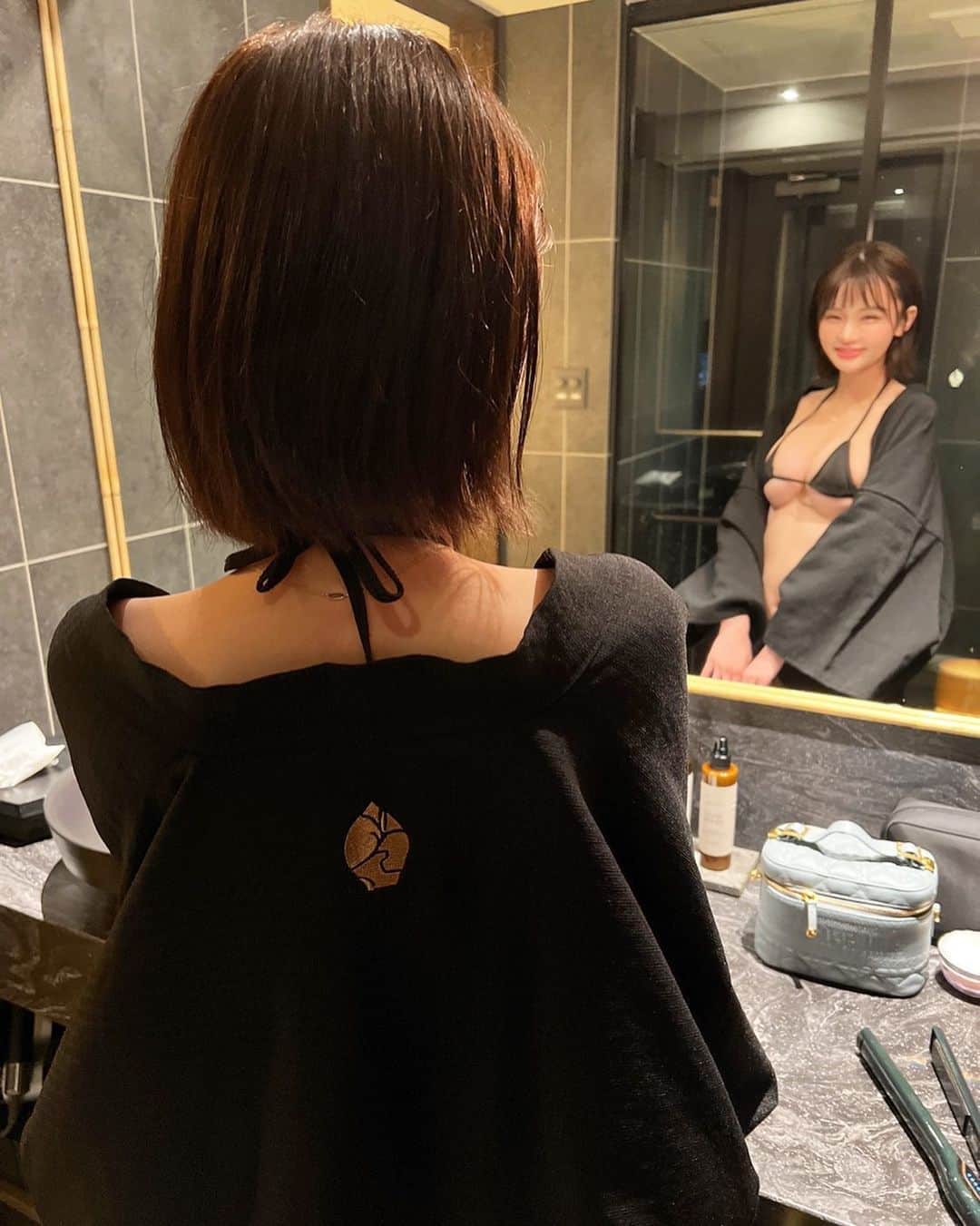 みもれもんのインスタグラム：「April Fool's Day 🫣🫣  This year also ended without being able to tell a lie 🥺💕If you have a good lie, please tell me for next year＼(^ω^)／🌈  エイプリルフール、、、🫣🫣 今年も何も嘘つく事ができなくて 終わっちゃぃましたぁぁ🥺💕 良いウソがあれば来年のために 教えてください＼(^ω^)／🌈  #みもれもん #Mimolemon #mimoremon #japanesegirl #水着 #ポートレート#黒髪 #ショートヘア#ボブ #人像攝影 #日本的 #粉我 #日本女孩 #fashion #japan #portrait #温泉」