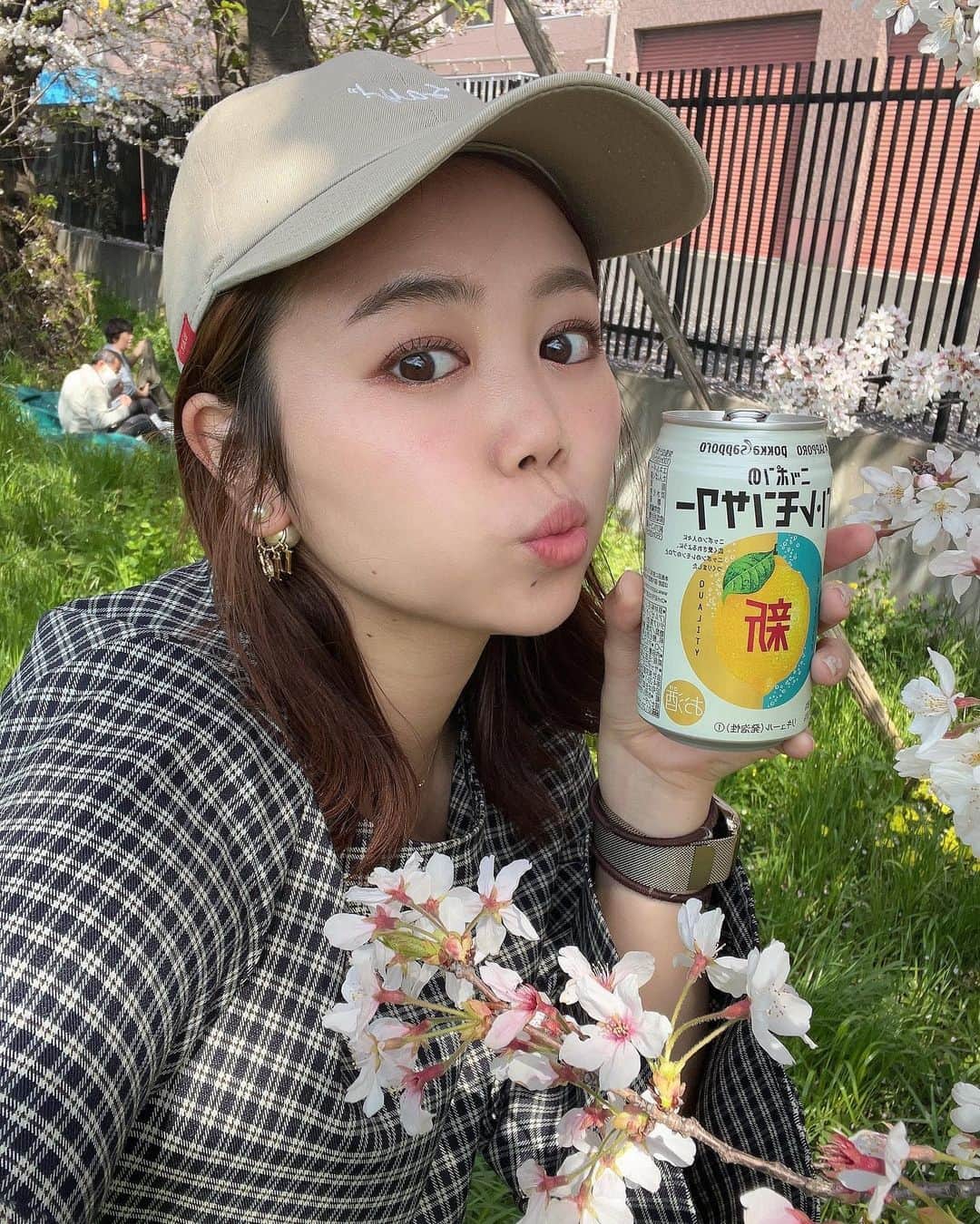 のインスタグラム：「4月🌸 今月から会社も31期になりスタートします。  会社員になっても直接役員の方に 自分のやりたい方向性を伝えられて それを実行するために行動させてくれて 会社には感謝しています🌈  よく周りに 「私は会社で働くことは向いてない。 同じ時間に出社して同じ時間に帰るんでしょ？」 ってよく言われるけど それは自分の行動でいくらでも変えられるから。 それは、Dr.stretchで働いてて思ったこと。 やりがいを感じられる場所だったよ。  実際に異動してから やりたいことができないって モヤモヤしてイライラしてたこともあったけど 改めて自分の時間と将来像を考えた時に 今のままじゃダメだって思って行動した。  それができるってなった今、 このチャンスを逃さないように、 そしてマーケ部の皆さんのおかげで出来るようになった っていうのが一番だと思うので 感謝して行動していこうと思います😊  たまには真面目に書いてみた🤪  日々思うことはあるけど まあ酒飲んだらオールOK🙆‍♀️ってかんじ！  あとはみんながもりを応援してよかった！ って思ってもらえたらさらにラッキー🤞  最後になるけど 意外ともりのフォロワー男女半々に近いことが わかったので女子っぽいことも書いてくわ🤣  長々と読んでくれてありがとう！！ 今まで以上にDr.stretchのことも書いてくけど フォロー外さないでね❤️笑  #お花見 #年度はじめ #31期 #nobitel #drstretch #wecle #thescene #ウェルトリ #pr」