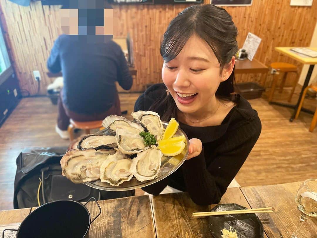 澤口実歩さんのインスタグラム写真 - (澤口実歩Instagram)「後輩投稿続く📷 これは先月、 足立と久々に生牡蠣を食べにいったときの❤️🦪  珍しく、 真面目に仕事の話もしちゃったり🥹  #なんかおもろいあだち #なんかおもろい」4月2日 10時06分 - miho_sawaguchi