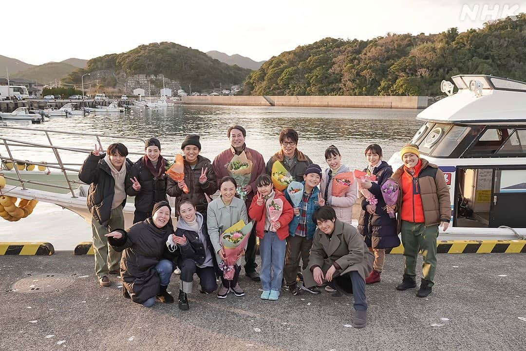 ブギウギさんのインスタグラム写真 - (ブギウギInstagram)「五島ロケの最後に撮影した1枚。五島のキャストの皆さん、やりきった晴れやかな表情をされてますね。  #福原遥 #永作博美 #高畑淳子 #赤楚衛二 #哀川翔 #鈴木浩介 #高杉真宙 #長濱ねる #細川岳 #若林元太 #尾本祐菜 #前原瑞樹 #浅田芭路 #野原壱太 #朝ドラ #舞いあがれ #オフショット #思い出舞いあがれ」4月2日 10時08分 - asadora_bk_nhk