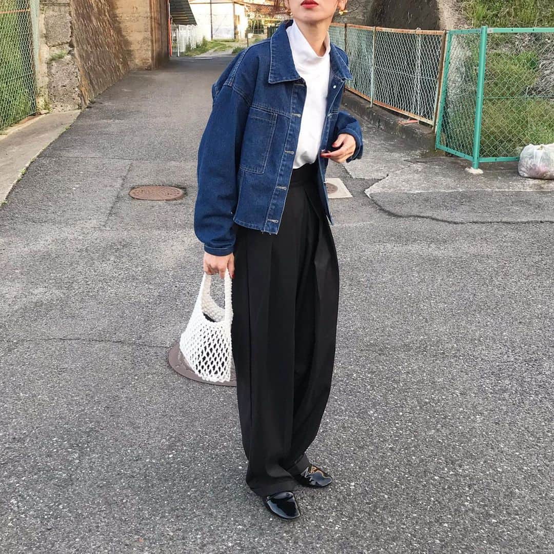 のインスタグラム：「ちょっと前の、ストーリーに載せた日のコーデ♡  @nugu_klee coming soonの クロップドデニムジャケット/blue クロシェバッグ/ivory  4/5 17:00〜発売の新商品です❤️  クロップド丈で身幅広めのデニムジャケット わかりにくいけど、後ろが少しポワンとなるシルエットも可愛い💓 シャツとジャケットの中間くらいの厚さです🙆‍♀️  クロシェバッグは、ストーリーにもこの動画載せたけど、底がしっかりしてるので型崩れしにくくて丈夫🙆‍♀️💕  どっちもさっそく買い取りアイテムです☺️💕  パンツは　@petitperiofficial きょうこさんが履いてて可愛いくて、どこの？って聞いて真似したやつ💕 ウエストマジックテープで、ぎゅいんと締めたら立体感が可愛い🥰 高見えやのに3000円くらいやった💕 zozotownで購入したので、WEARに紐付けしておきます☺️❤️ . . . . outer.bag @nugu_klee  inner#uniqlo#uniqlou pants @amely__official  shoes#repetto  accessory @petitperiofficial  . . . . #デニムコーデ#デニム#デニムジャケット#クロップド丈 #クロップドジャケット#モックネックt #タックパンツ#メッシュバッグ#クロシェバッグ#レペット#repettomichael #ヘアアレンジ#みつあみアレンジ #ユニクロ#ユニクロコーデ#古着女子 #tbt#ootd#instafashion#outfit#ママコーデ#古着好きな人と繋がりたい」