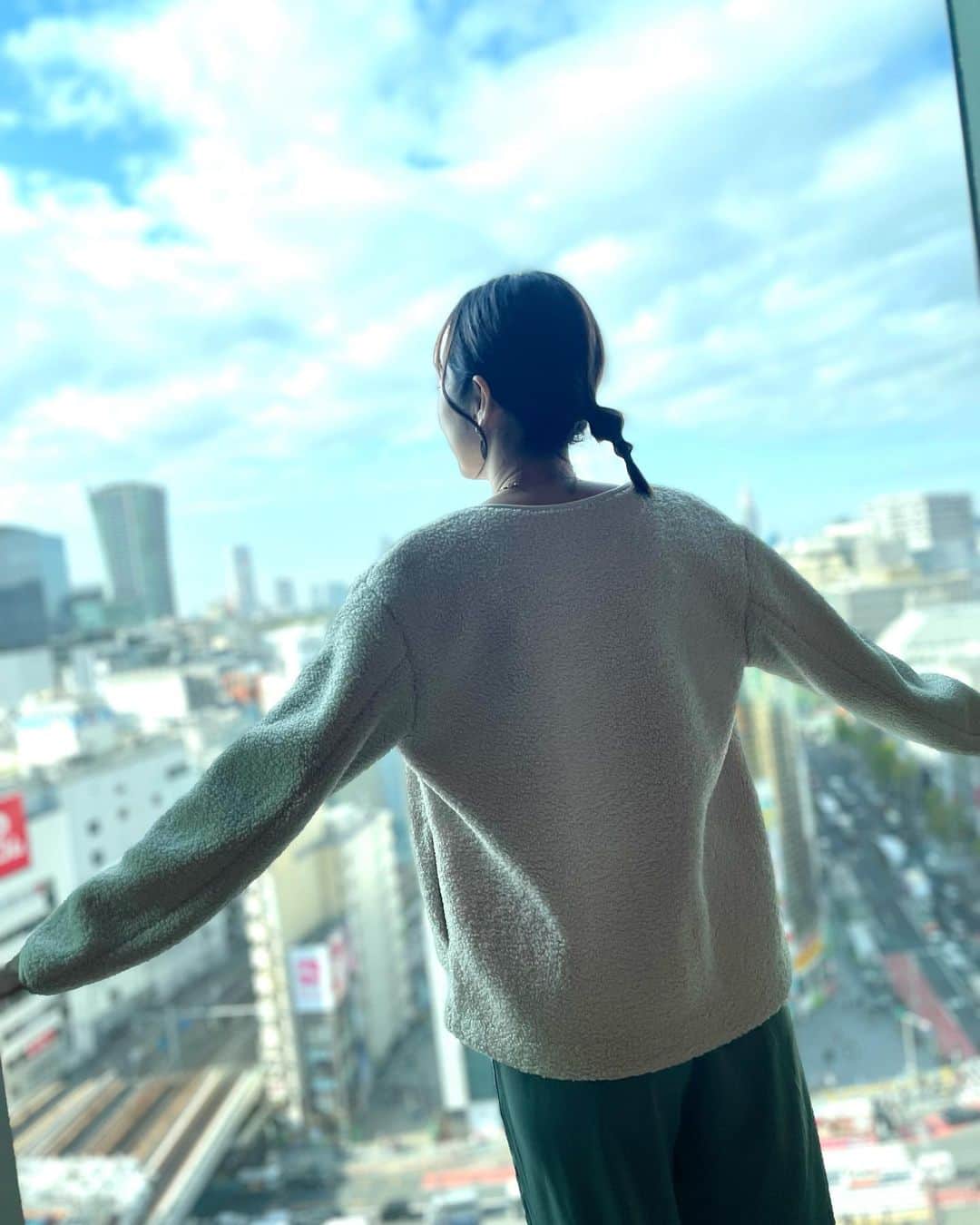若林翔子のインスタグラム：「. . 春休み🌸 子どもたちと東京観光してきたよ。  ずっと行きたかった渋谷スカイは チケット売り切れで行けず、 そのすぐ下の階で📸。 いい天気で最高でした♡  次は絶対屋上行きたいーーー！  そのほかの様子はストーリーに載せるね♡  #春休み　#子供との時間　#観光　#渋谷スカイ　#行けず」