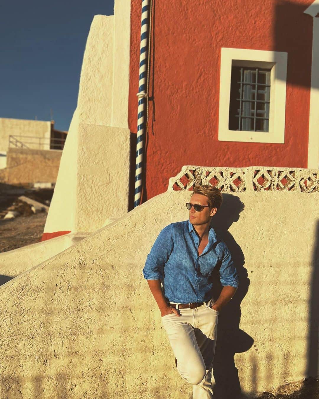 オリバー・キエラン・ジョーンズのインスタグラム：「Take me back… 🇬🇷 ☀️ 🍷#greece #santorini #sunset #summer #summertime #shadow #holiday #vacation #vacationmode #oia」