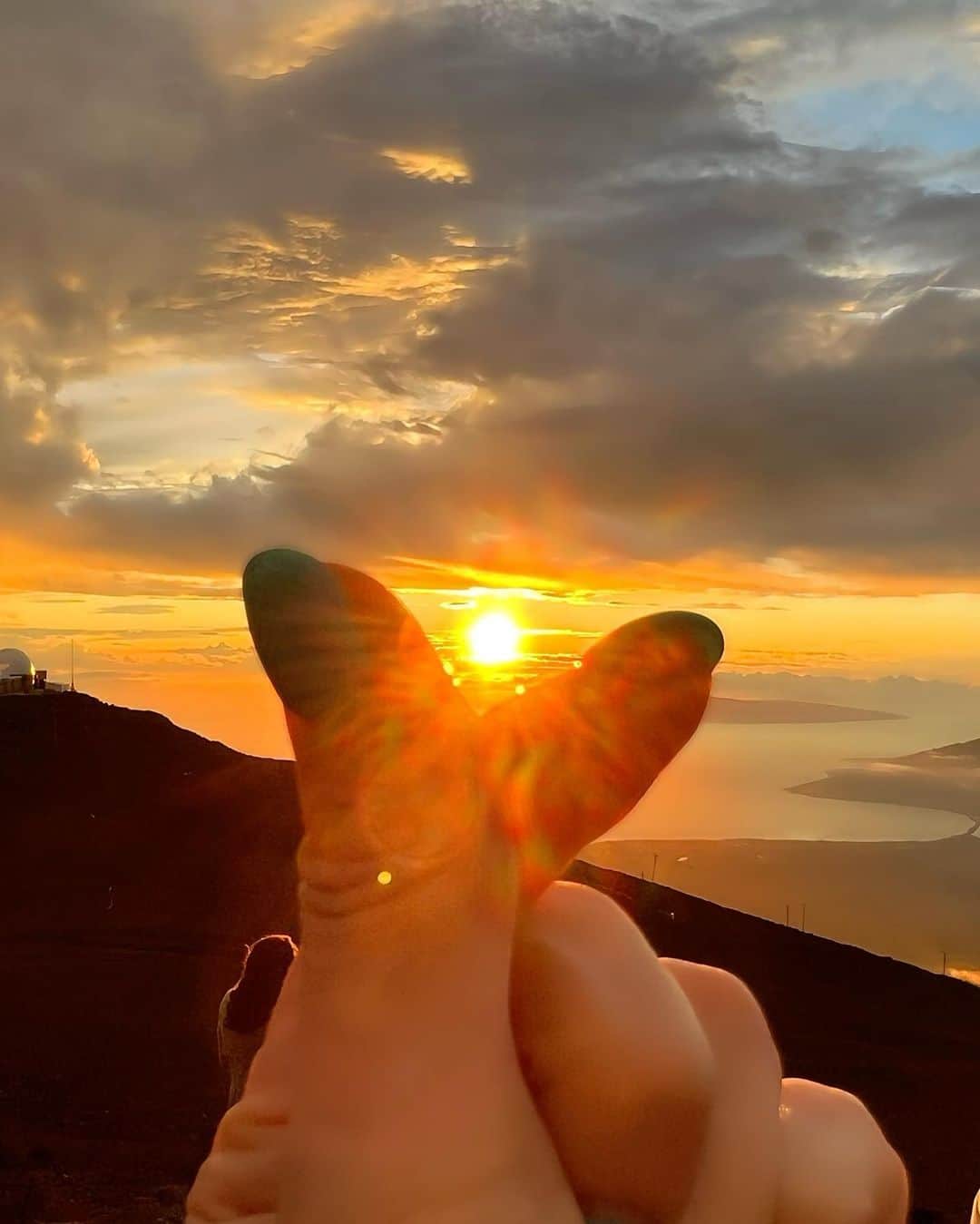 小鳥寿未代さんのインスタグラム写真 - (小鳥寿未代Instagram)「ハレアカラのサンセット 標高3,005m ハワイとは言え寒い❄️ ハレアカラとは『太陽の家』  今年は大好きなクラハのお友達と5人で♡  #ハレアカラ  #サンセット  #太陽  #太陽の家  #マウイ島  #maui  #hawaii  #sunset  #sunsetlovers  #beautiful  #hawaiistagram  #love  #夕日  #虹  #rainbow  #山  #mountain  #haleakala  #絶景  #ハワイ好きな人と繋がりたい  #ハワイ  #ハワイ旅行  #モアナと伝説の海  #ディズニー  #disney  #インフルエンサー  #influencer  #model」4月2日 10時18分 - piyopiyo777