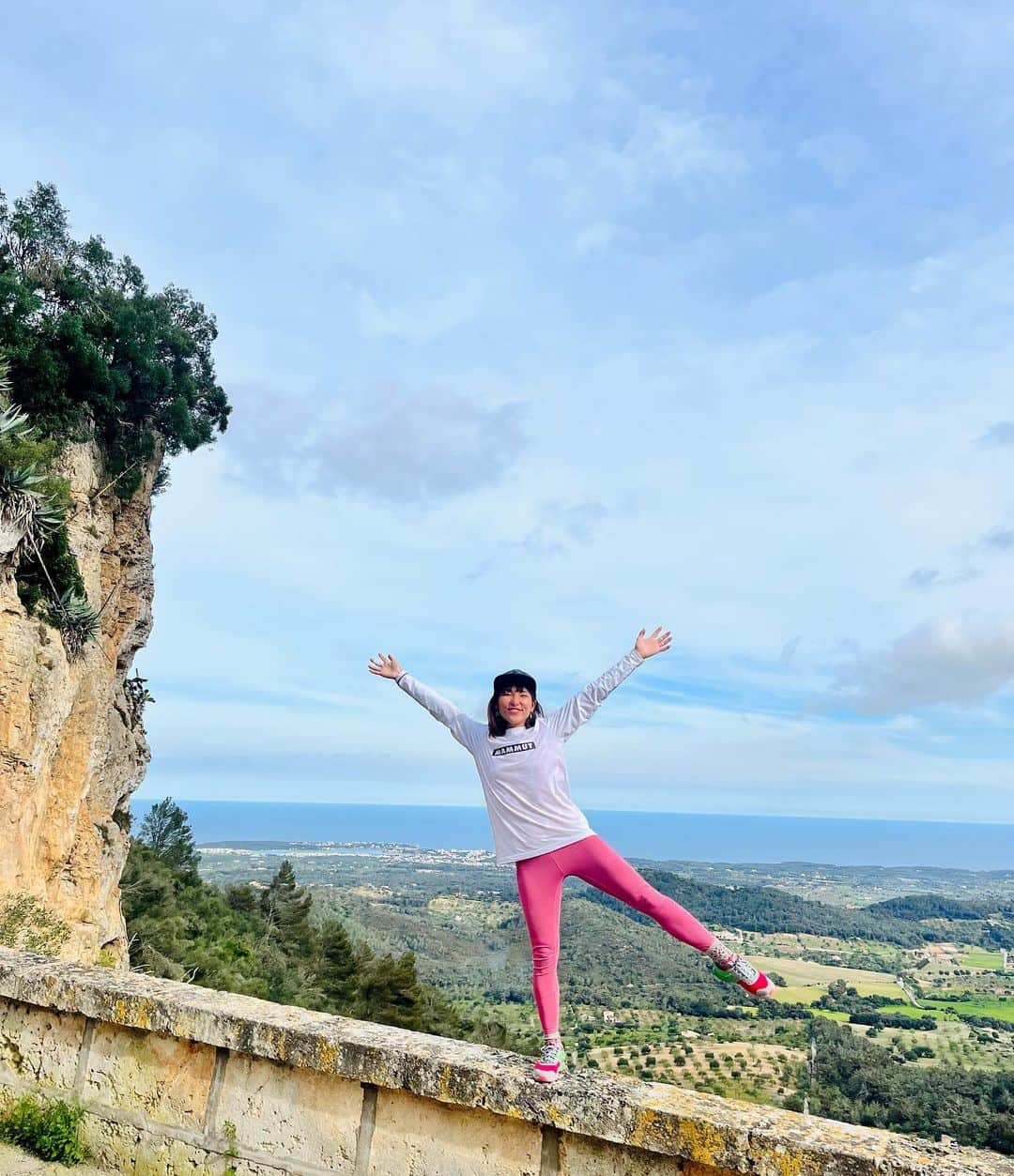 小林由佳さんのインスタグラム写真 - (小林由佳Instagram)「Amazing rocks🫰🏻🌴 send some 8B, 8A+, 8A and palmtree🙂👍🏻  @unparallelup  @mammut_japan  @guenergy_japan」4月2日 1時26分 - yuca_tan