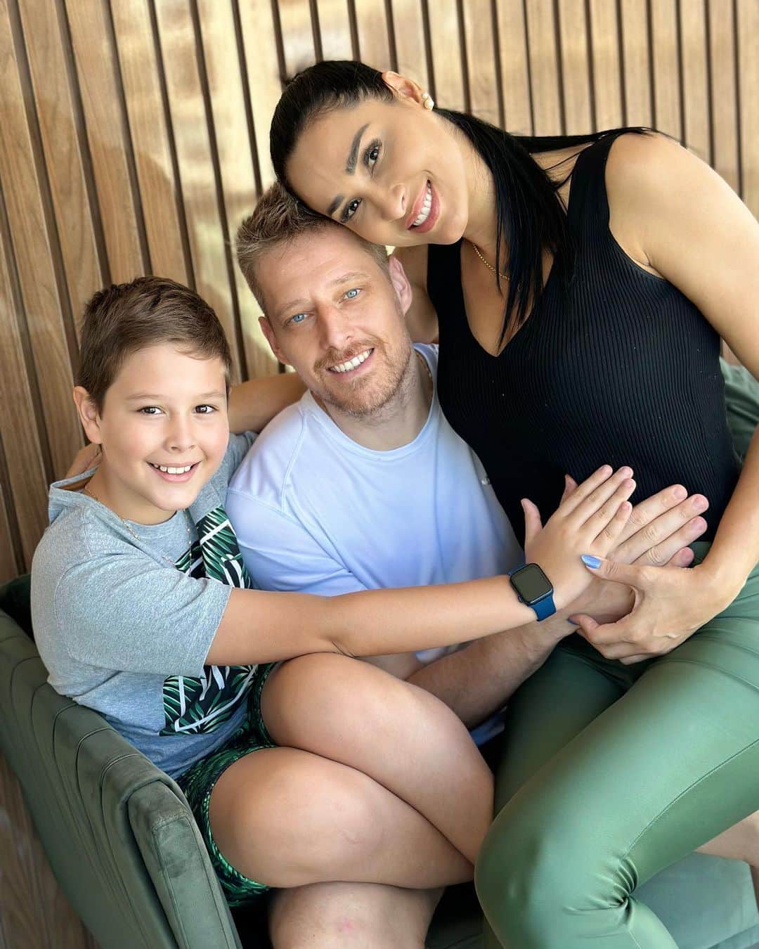 ジャケリネ・カルバリョのインスタグラム：「Amo vcs❤️  Sobre as mãos na minha barriga está tudo bem, já tomei Luftal e melhorei 🤣🤣🤣🫣 1 de Abril 😂  #familia」