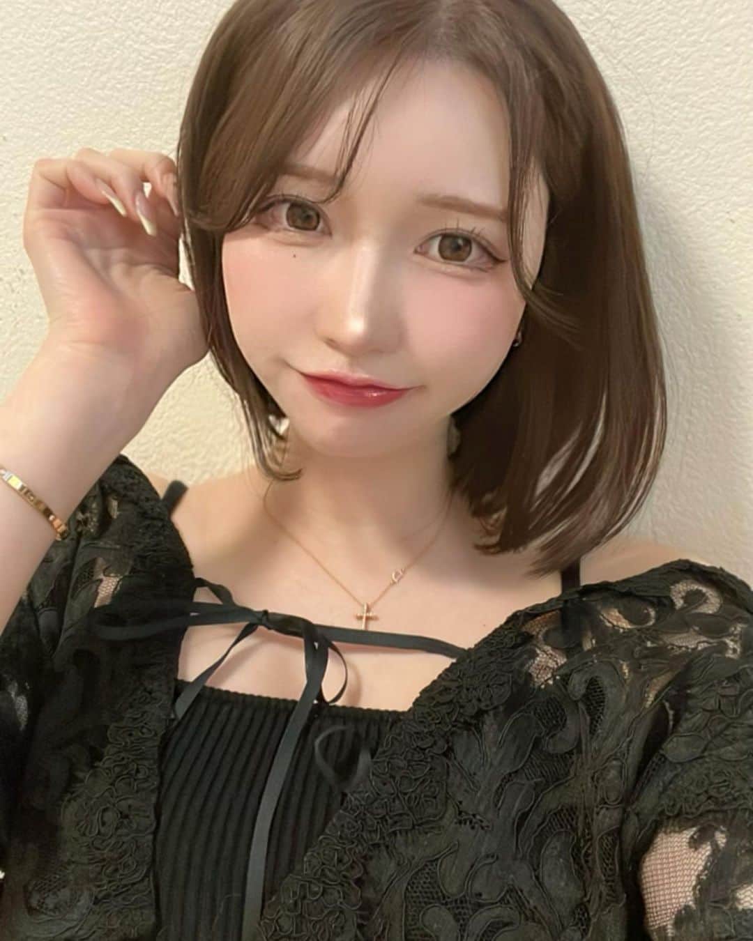 のインスタグラム：「大好きだったユーライクが 携帯変えてからまったく盛れなくなったのでアプリ迷走🌝 . . . . . . . . . . . . . . . . . . . . . . . . . . . . . . . #ショートボブ前下がり #ショートボブスタイル #ショートボブスタイル #ショートボブ女子 #ボブ女子 #暗めカラー #暗めヘアカラー #オリーブブラウン #アッシュブラウンカラー」