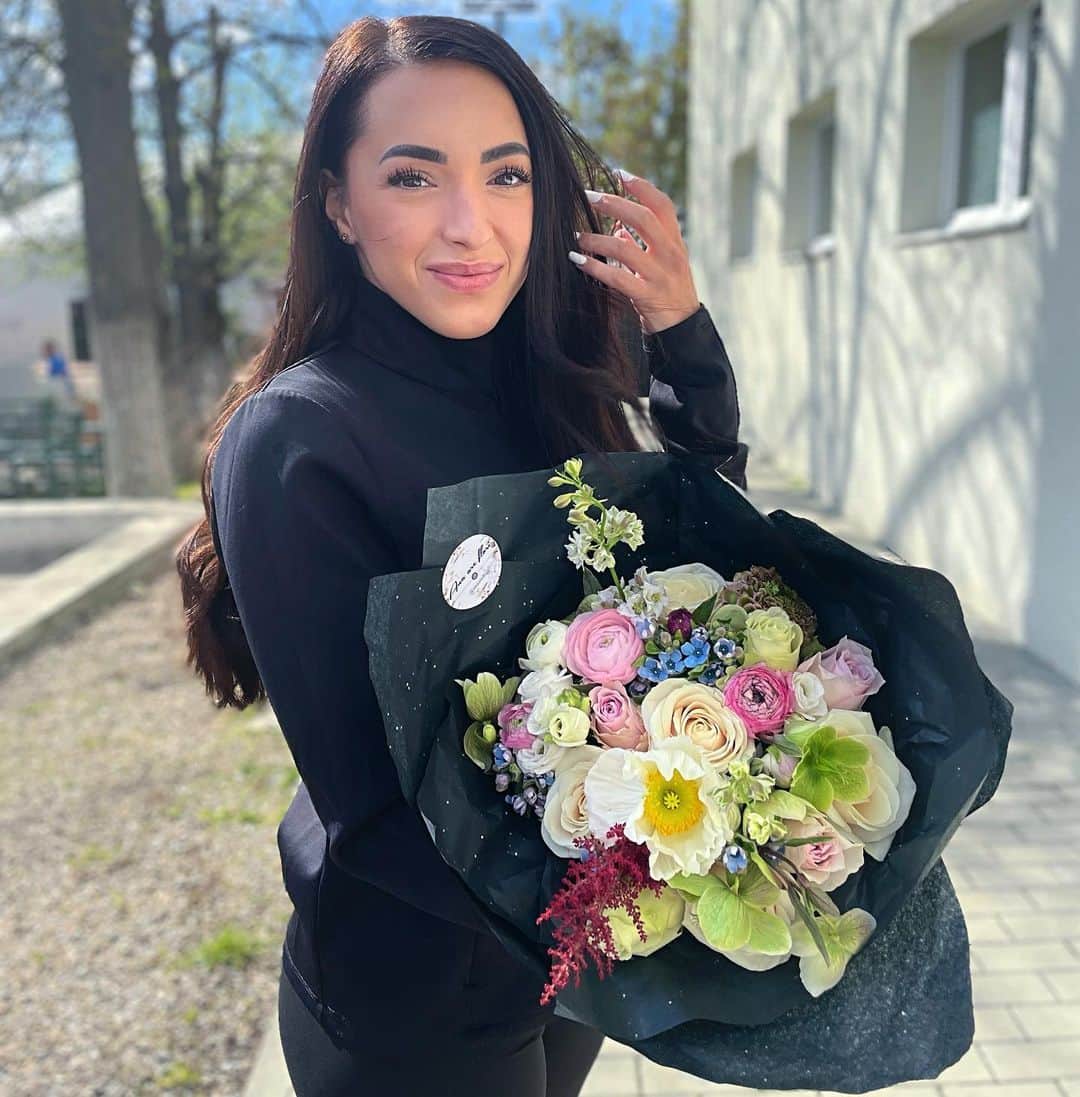 ラリサ・ヨルダケのインスタグラム：「fresh and beautiful flowers 🌸🤍 @elena.cernaianu 🫶」