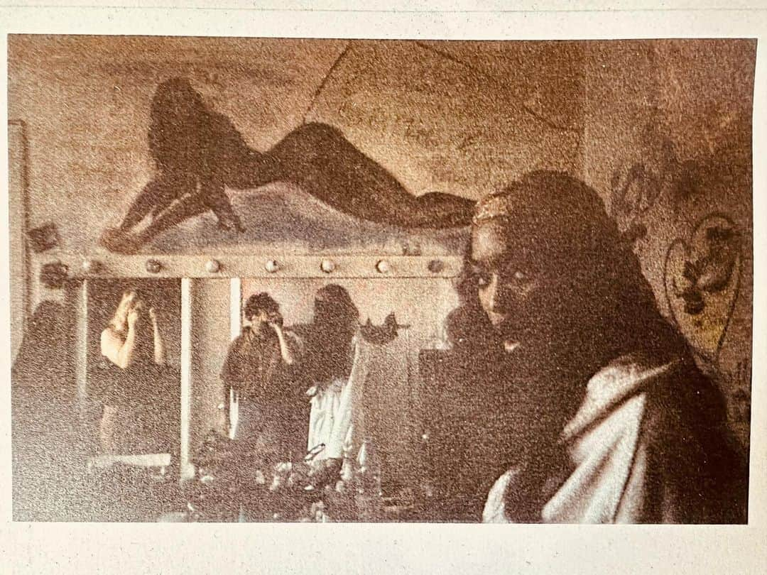 JULIEN D'YSさんのインスタグラム写真 - (JULIEN D'YSInstagram)「Quand j’ai peint le portrait de naomi dans la cabine du studio Luce chez Paolo @roversi #naomicampbell #studioluce maintenant disparu @marygreenwell et moi dans le miroir ❤️」4月2日 1時37分 - juliendys