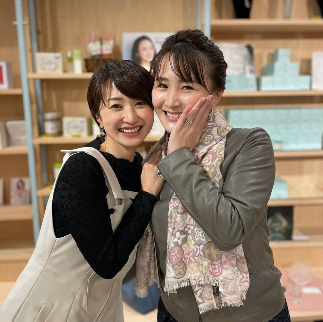 星乃あんりさんのインスタグラム写真 - (星乃あんりInstagram)「思い出♡  ⁡ 『D.A.K.by APPLAUSE JAPAN  POP UP SHOP』 @日比谷シャンテ ⁡ 店頭でお会いできた皆さま♡ ⁡ ゆーか♡ @fuhinami_official  会いたかったぁ！ ゆーかの顔を見た瞬間、HPが満タンになりました( *´艸`) らぶ♡ ⁡ カレンさん @chikaze_karen  お世話になったという7文字の言葉では足りないくらい どんな時も傍にいてくださった姉。 あねのお顔を見た瞬間、嬉しすぎて言葉が出なくなっていたのはここだけの話(*´`*) ⁡ きゃのんさん @mai_kanon_official  ご結婚おめでとうございます💍✨ 初舞台の時からお化粧を見て頂いたり、遊んで頂いたり…ᕷ*.°組が離れてても、卒業してからもずーっとお世話になっております(*´꒳`*) ⁡ あきらさん @kazuya.seto_akira  昔から 一方的に…好きです！ 組は違いましたが、在団中よくお話して頂いてました( *´艸`) ⁡ 蘭さん @rannohana_official  いつお会いしてもお美しい…✧*。 妹もお世話になっております(⁎ᴗ͈ˬᴗ͈⁎) ⁡ れーれさん @reisumireno  お写真撮れなかったのですが…( ´•̥̥̥ω•̥̥̥`) 初舞台の時の、初めての新人公演の本役さん。 娘役さんとしての居方を沢山学ばせていただいた方。 今もずっと憧れです( *´艸`) ⁡ ひらめちゃん @asazuki_kiwa  入れ違いで同じ舞台には立てなかったけど卒業公演もばっちり観てました！ 本当に本当にお疲れ様でした(⁎ᴗ͈ˬᴗ͈⁎) ⁡ ⁡ 在団中はもちろん 卒業後もこうして会うことができて 組も学年も越えてわいわいできる。 ⁡ 宝塚で繋がったご縁のありがたさと素晴らしさを また改めて感じました。 ⁡ ⁡ それにしても… とてもとても華やかで 目の保養とパワーチャージを存分にさせて頂いた2週間弱でした(*´`*)♡ ⁡ 心から… ありがとうございました(◡‿◡ฺ✿)！！ ⁡ ⁡ さてさて いよいよ5日から大丸福岡天神店でのポップアップが始まります！ ⁡ 愛する地元、福岡♡ 楽しみですーっっ ⁡ ⁡ またお会いしましょう‪⸜(*ˊᵕˋ* )⸝‬ ⁡ ⁡ #千風カレン さん #花音舞 さん #瀬戸かずや さん #蘭乃はな さん #すみれ乃麗 さん #妃海風 #同期万歳🙌 #朝月希和 ちゃん ⁡ #DAK #ポップアップ #日比谷シャンテ #宝塚OG #感謝 #次は  #福岡！！ #大丸福岡天神店 #地元帰るよー！ ⁡ ⁡ ⁡ *☼*―――――*☼*―――――*☼*―――――*☼* ⁡ 🌟 《バレトン 対面レッスン in 福岡》 日時：2023年4月2日(日) 13:15～(約75分)  ※13:00~入室可 場所：福岡市中央区大名 ⁡  🌟【ジェンヌコレクション in Spring】 期間：2023年4月5日(水)〜4月11日(火)  時間：10:00～19:00 場所:大丸福岡天神店  2階エレベーター前 ⁡ 🌟《バレトン 対面レッスン in 大阪》 日時：2023年4月22日(土) 11:15～(約75分)  ※11:00～入室可 場所：大阪市北区 ⁡ 🌟 【Talk & Live ~夢の宝塚サロン~】 日時：6月18日(日) 13:30-15:30 場所：玉川高島屋S・C東館4F    コミュニティクラブたまがわ ⁡ 🌟【D.A.K. by APPLAUSE JAPAN  POP UP SHOP】  -Special Thanks❣️- 期間：2023年3月7日(火)～3月19日(日) 時間：11:00～20:00 場所：日比谷シャンテ ３Ｆ ⁡ 🌟LINE公式アカウント お仕事やイベント情報、季節のメッセージ等を配信。 是非、お友達登録をお願いいたします♡ ⇒ https://lin.ee/nVaWVus ⁡ 🌟Anri's Beauty Camp #あんキャン 『身体を整えると、自然と心も整う。心が整うと、毎日が豊かになる』 週に１回のバレトンレッスン(オンライン開催)を通して、心と身体を健康的に美しく整えていきます。 ⁡ 🌟Angelia 「透明感･遊び心･光と艶 そして、確かな存在感を纏わせて」 星乃あんりが制作･プロデュースするアクセサリー･グッズショップ。 ⇒@angelia_accessory」4月2日 1時40分 - anri_hoshino_official