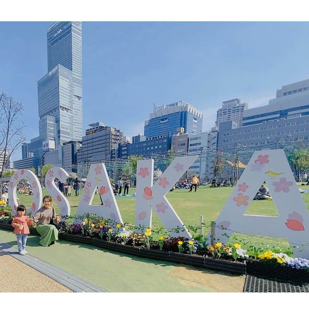 澤野井香里さんのインスタグラム写真 - (澤野井香里Instagram)「桜🌸がとっても綺麗で、Sがデイキャンプ🏕に行っている間にMと#てんしば でお散歩がてらお花見🍡  青空にピンク色の桜が映えて、最高にいいお天気☀️  ベビーカー &抱っこ紐なしでお出かけしてみたけど、やっぱりだっこだっこで大変だった😂  もうすぐ年中さんなのに歩いてー🤪💔  #ks_23✨ #ks_osaka✨ #大阪 #天王寺 #年少 #4歳 #4歳女の子 #ベビフル #ママリ #コドモノ #女の子ママ #男の子ママ　#ママライフ #ks_dau #ks_dau_2022 　#M🍒_  #👧🏻 #🌸」4月2日 1時52分 - kaori_sawanoi