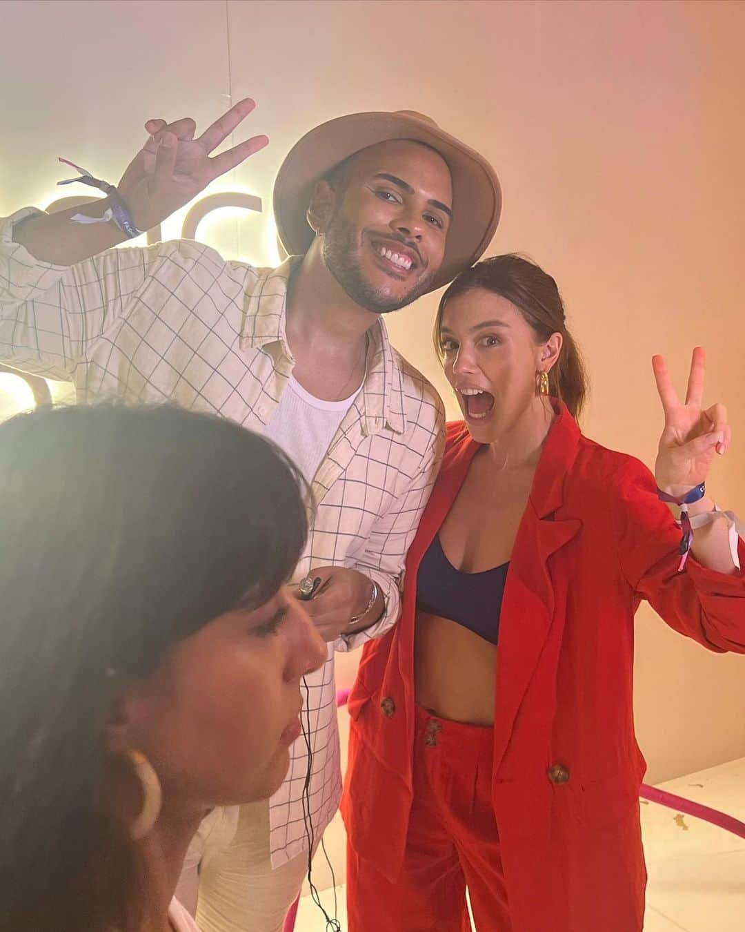 Alice Wegmannさんのインスタグラム写真 - (Alice WegmannInstagram)「Inesquecível ver o desfile da @hering_oficial com @marisamonteoficial @seujorge e meus amigos 🥹 foi super emocionante, leve, alto astral! muitas surpresas lindas nessa noite e uma vontade de invadir a passarela pra dançar com modelos 🤝🏼 kkkk obrigada pelo convite Hering! e esse lookinho bapho vai entrar em breve no site pra vcs poderem usar também 👀 #SomaFashionExperience #HeringNoSomaFashion *publicidade」4月2日 2時05分 - alicewegmann