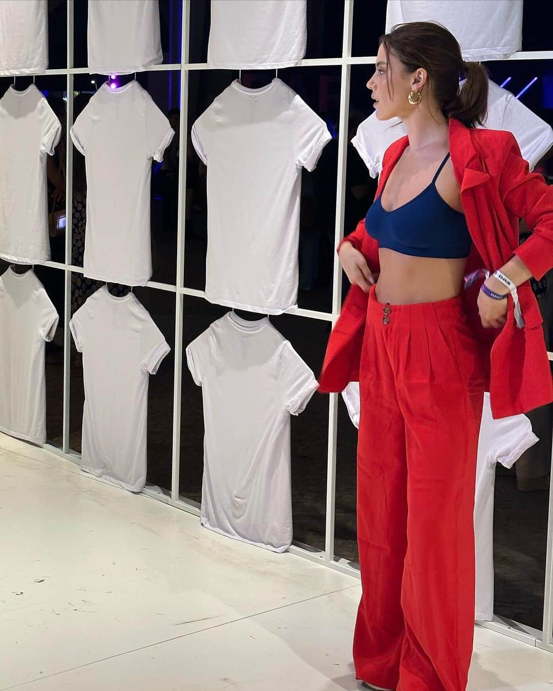 Alice Wegmannのインスタグラム：「Inesquecível ver o desfile da @hering_oficial com @marisamonteoficial @seujorge e meus amigos 🥹 foi super emocionante, leve, alto astral! muitas surpresas lindas nessa noite e uma vontade de invadir a passarela pra dançar com modelos 🤝🏼 kkkk obrigada pelo convite Hering! e esse lookinho bapho vai entrar em breve no site pra vcs poderem usar também 👀 #SomaFashionExperience #HeringNoSomaFashion *publicidade」