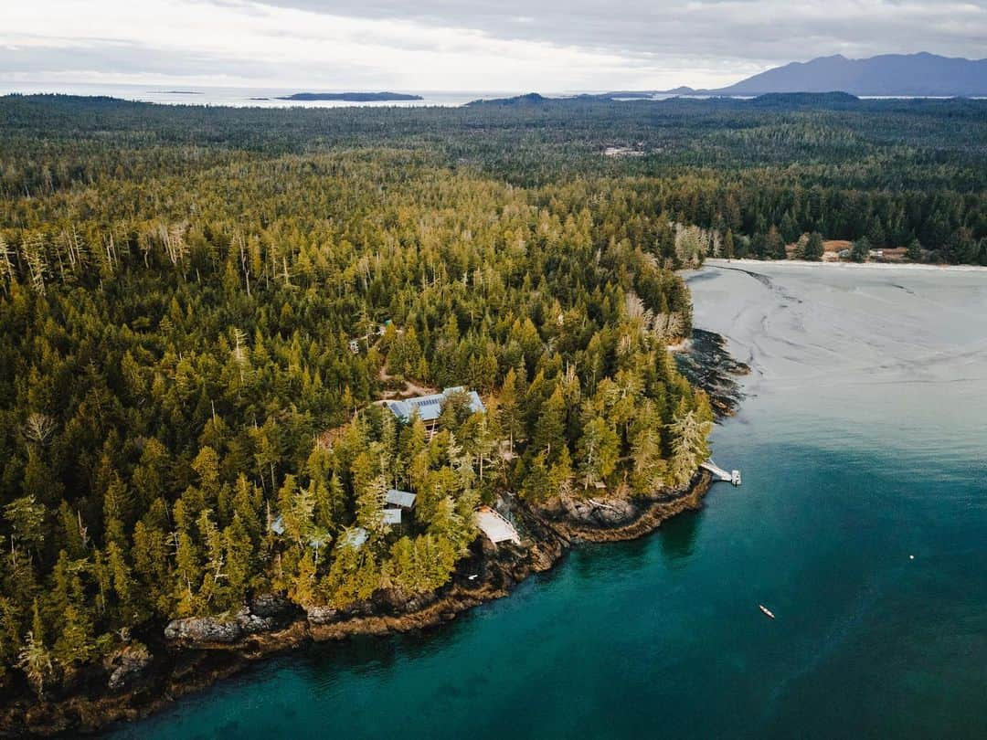 サイモン・ネスマンのインスタグラム：「Looking for the perfect facility to host a nature-based workshop, retreat or gathering? Look no further than @cedarcoastcentre on Vargas Island, British Columbia, Canada.」